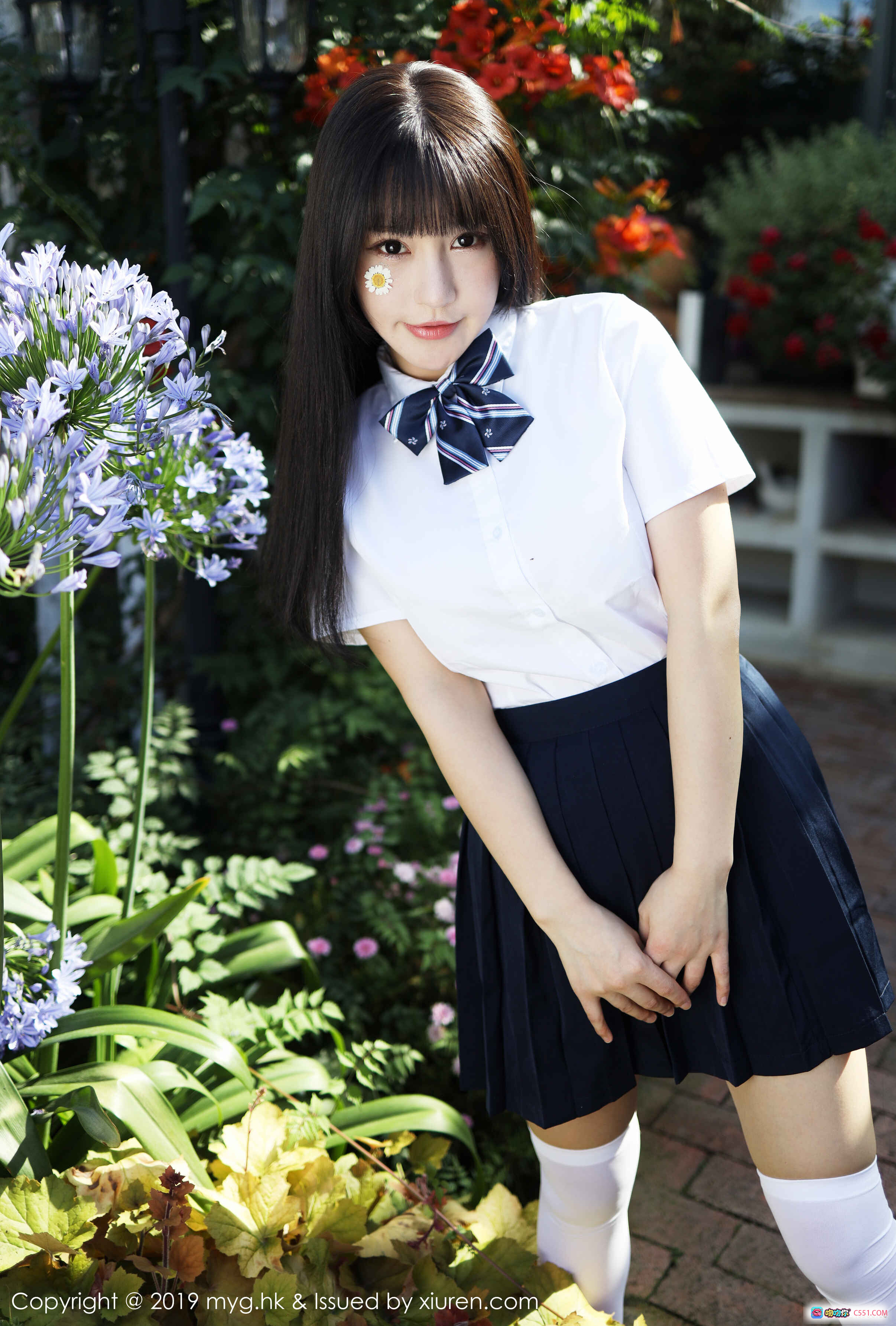 图片[8] - MyGirl美媛馆朱可儿2019校园风写真｜花丛少女白衬衫蓝裙长袜清新自然外拍摄影集 - 就要吻