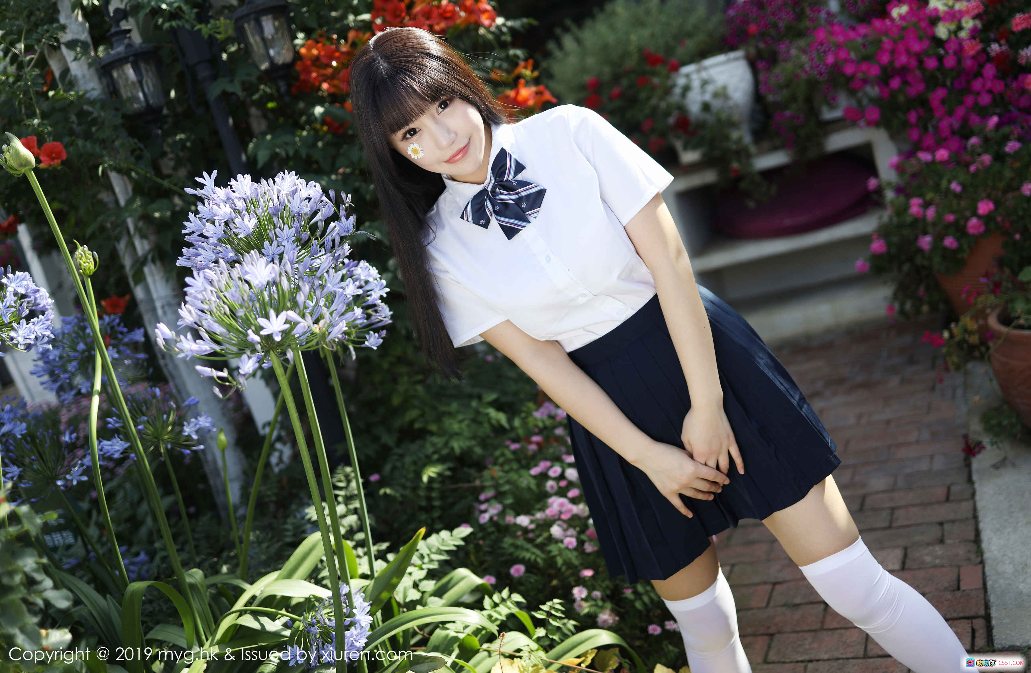图片[1] - MyGirl美媛馆朱可儿2019校园风写真｜花丛少女白衬衫蓝裙长袜清新自然外拍摄影集 - 就要吻