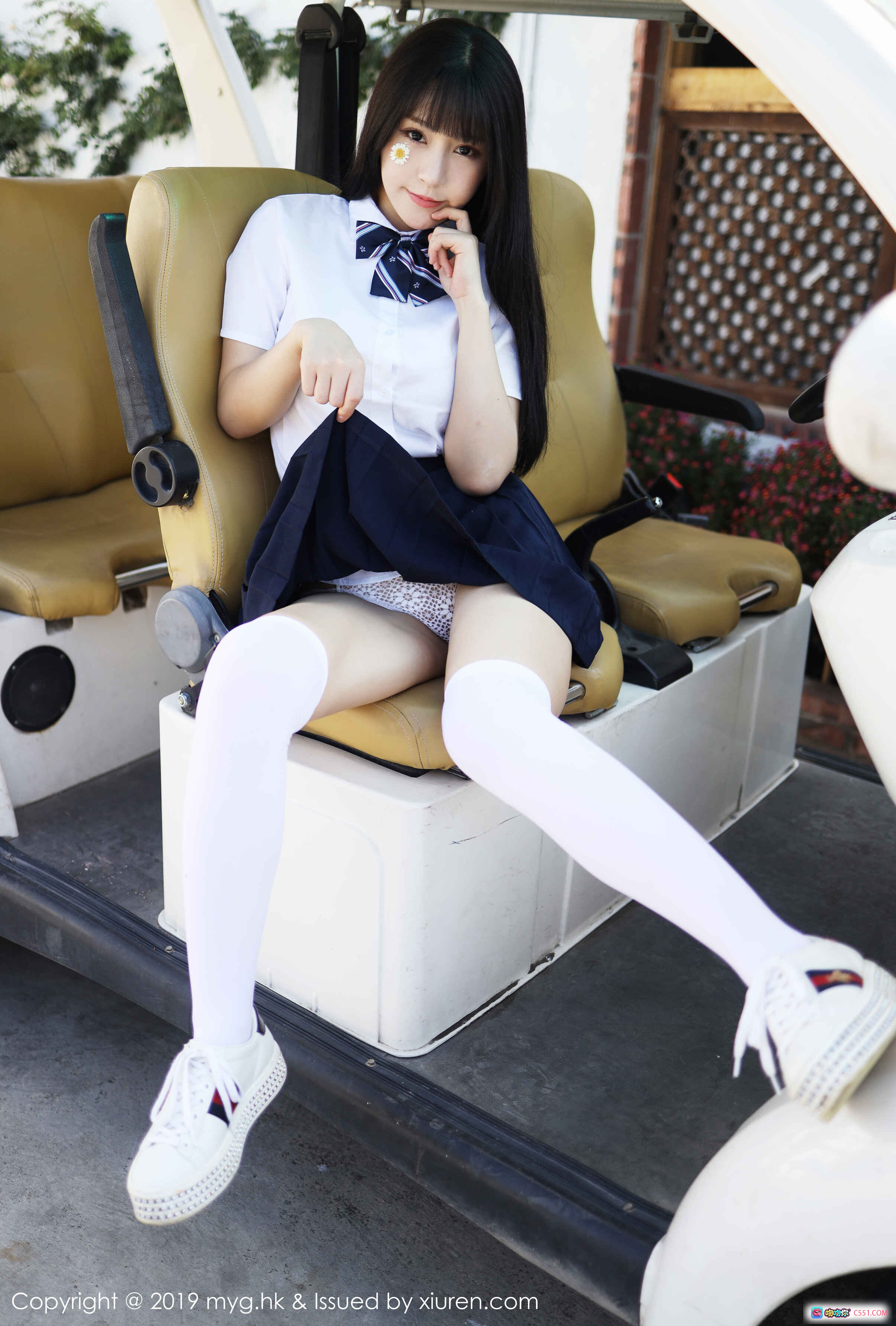 图片[2] - MyGirl美媛馆朱可儿2019校园风写真｜花丛少女白衬衫蓝裙长袜清新自然外拍摄影集 - 就要吻