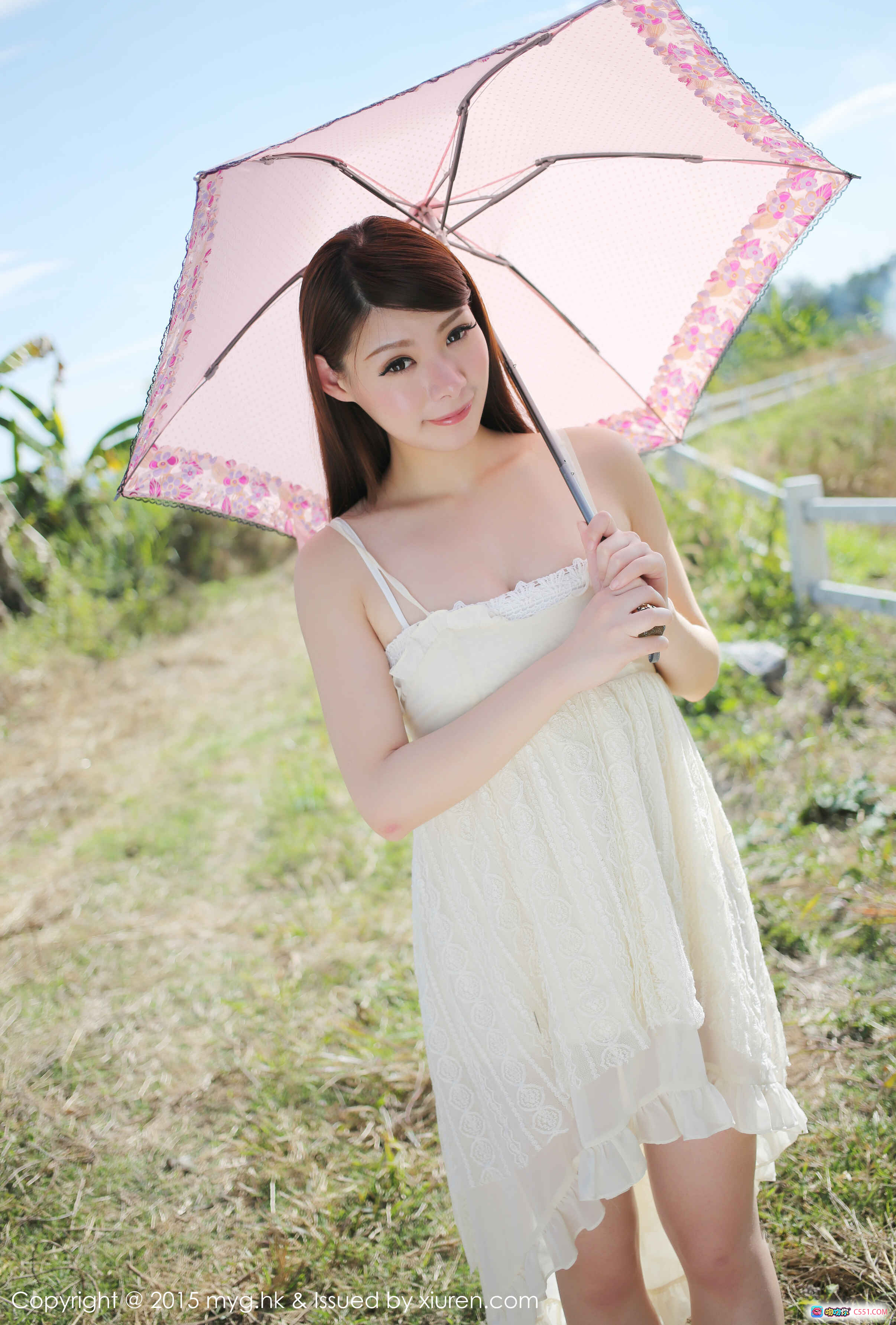 图片[2] - MyGirl美媛馆MARA醬户外花园湿身白衬衫写真 清新自然阳光少女手持水管摄影集 - 就要吻