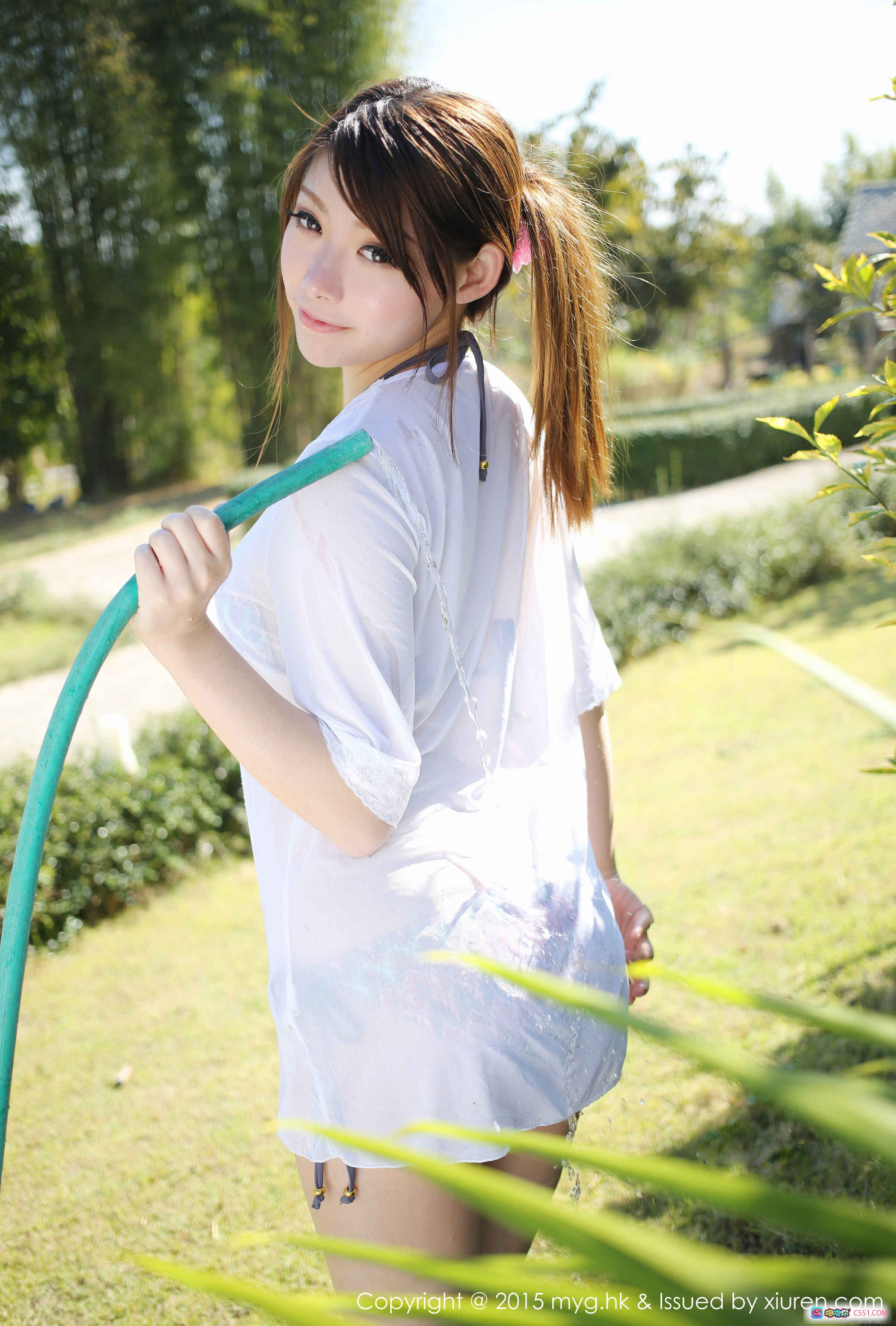 图片[1] - MyGirl美媛馆MARA醬户外花园湿身白衬衫写真 清新自然阳光少女手持水管摄影集 - 就要吻