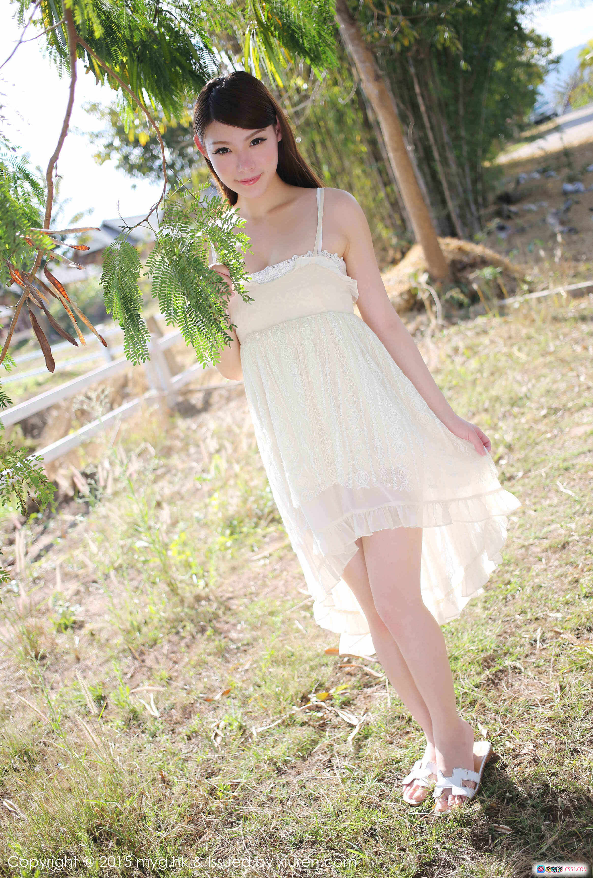 图片[4] - MyGirl美媛馆MARA醬户外花园湿身白衬衫写真 清新自然阳光少女手持水管摄影集 - 就要吻