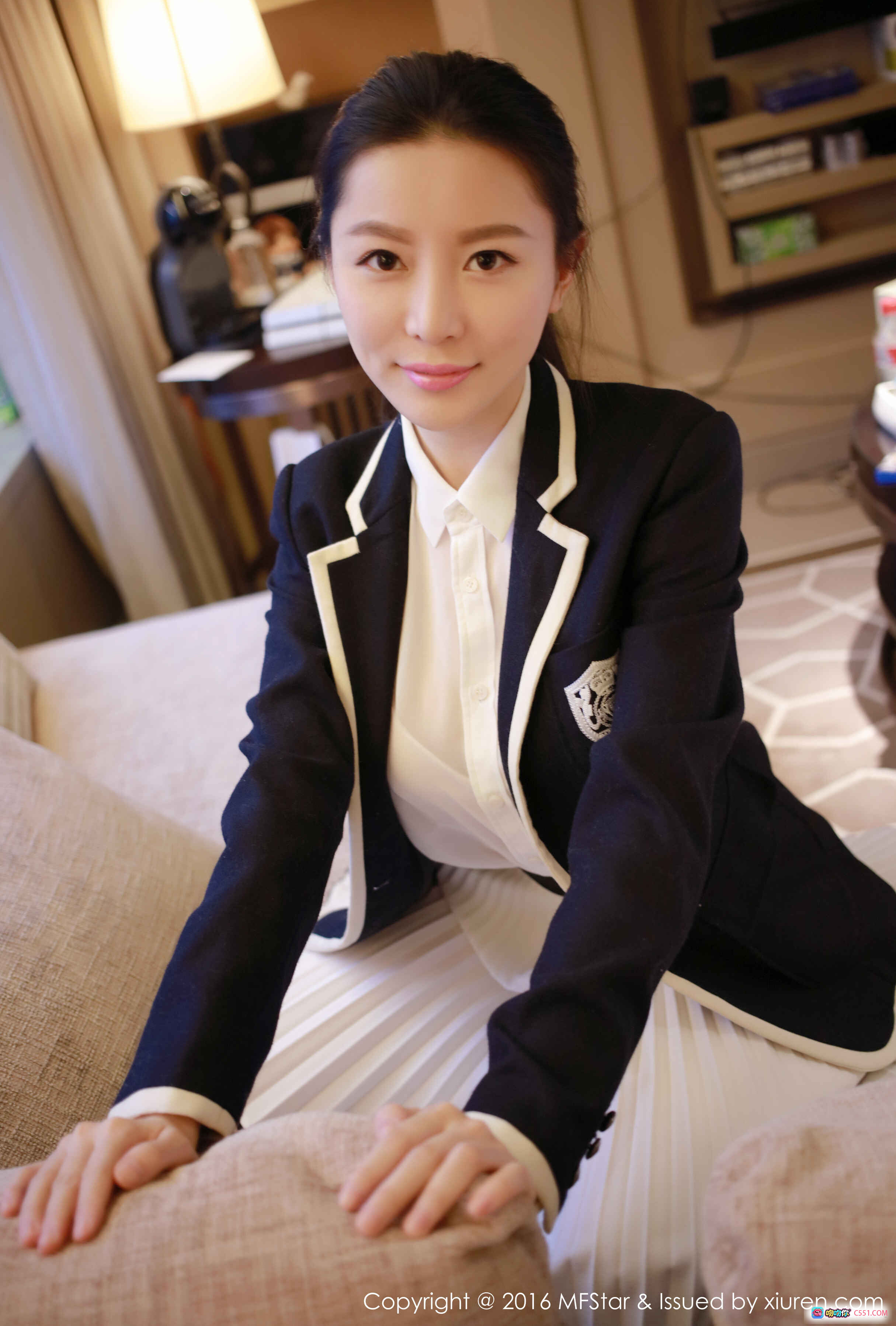 图片[6] - 慕羽茜MFStar模范学院2016.10.28 Vol.076校服写真 白裙黑外套甜美坐姿室内夜景背景高清图集 - 就要吻
