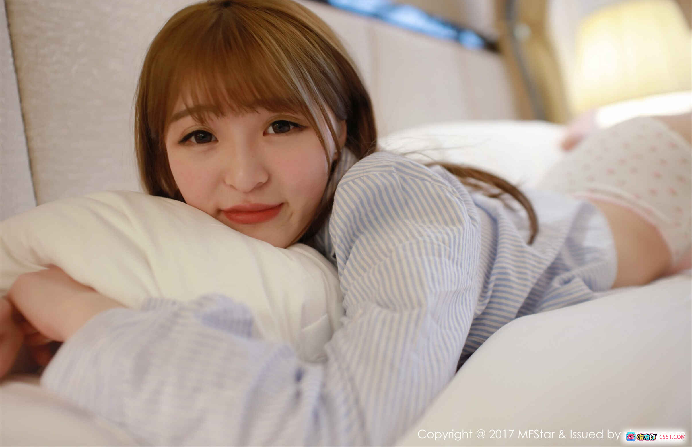 图片[1] - 伊小七MoMo甜美卧床写真 | MFStar模范学院Vol.096 | 条纹睡衣抱枕温柔风 | 2017年3月15日高清图集 - 就要吻