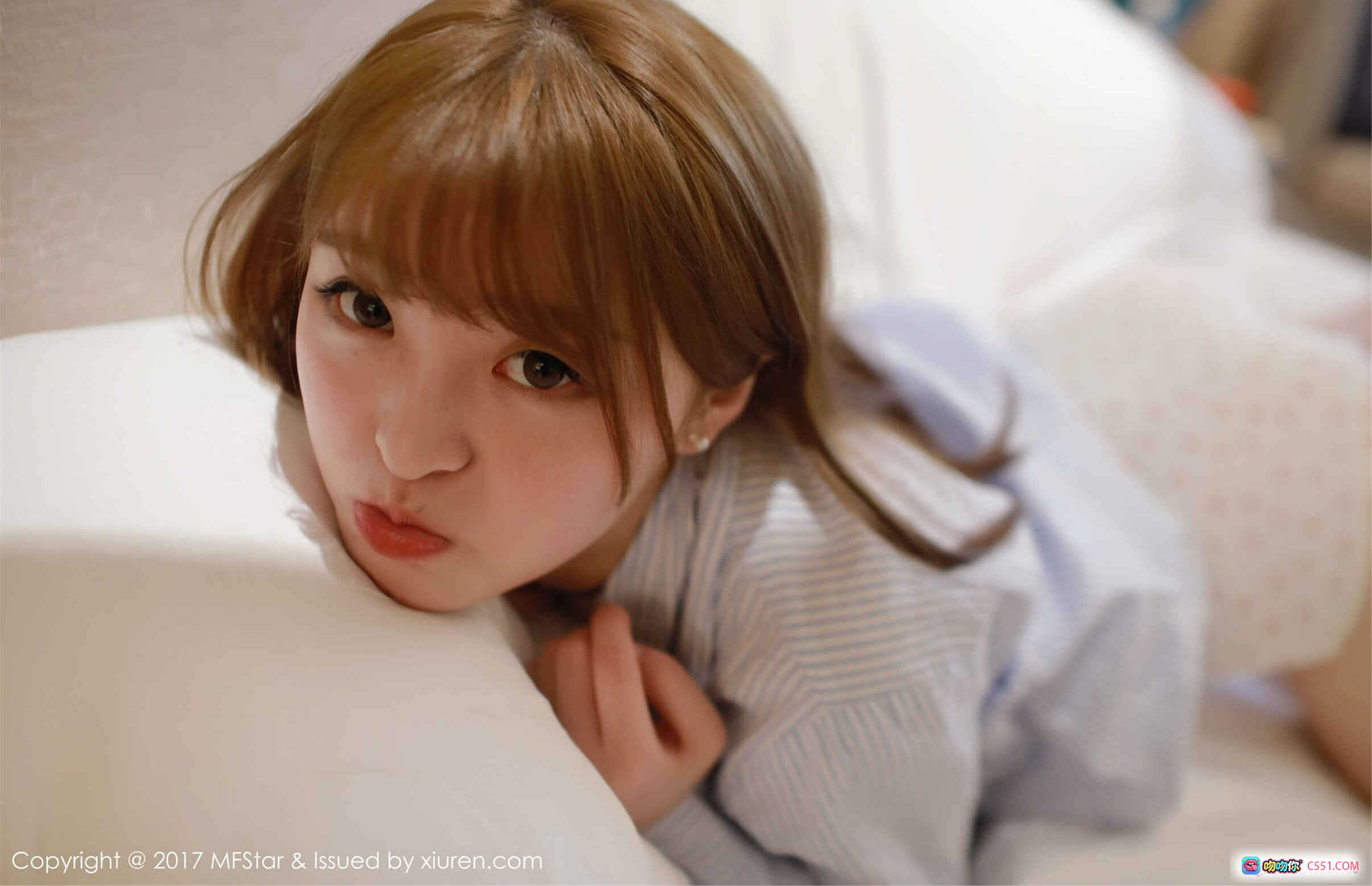 图片[7] - 伊小七MoMo甜美卧床写真 | MFStar模范学院Vol.096 | 条纹睡衣抱枕温柔风 | 2017年3月15日高清图集 - 就要吻