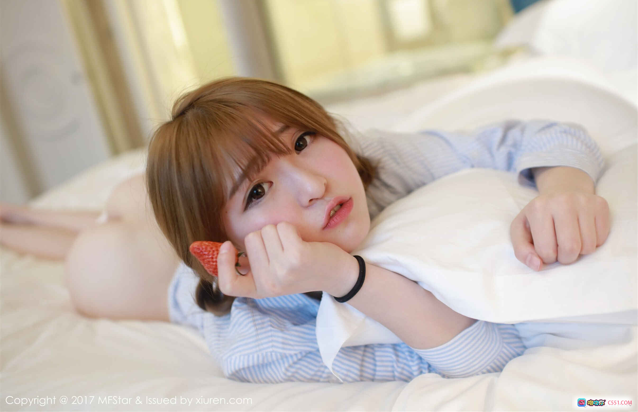 图片[5] - 伊小七MoMo甜美卧床写真 | MFStar模范学院Vol.096 | 条纹睡衣抱枕温柔风 | 2017年3月15日高清图集 - 就要吻