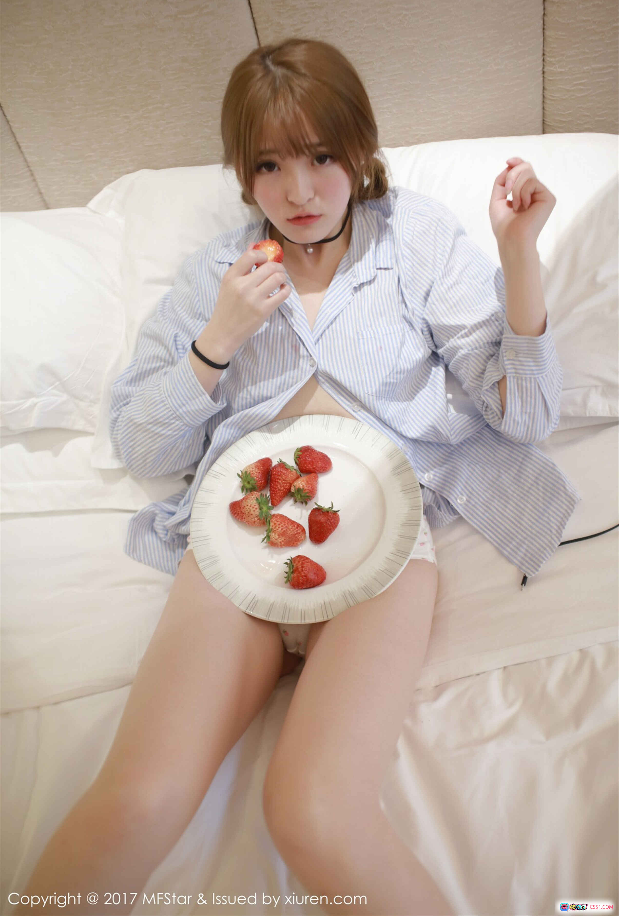 图片[10] - 伊小七MoMo甜美卧床写真 | MFStar模范学院Vol.096 | 条纹睡衣抱枕温柔风 | 2017年3月15日高清图集 - 就要吻