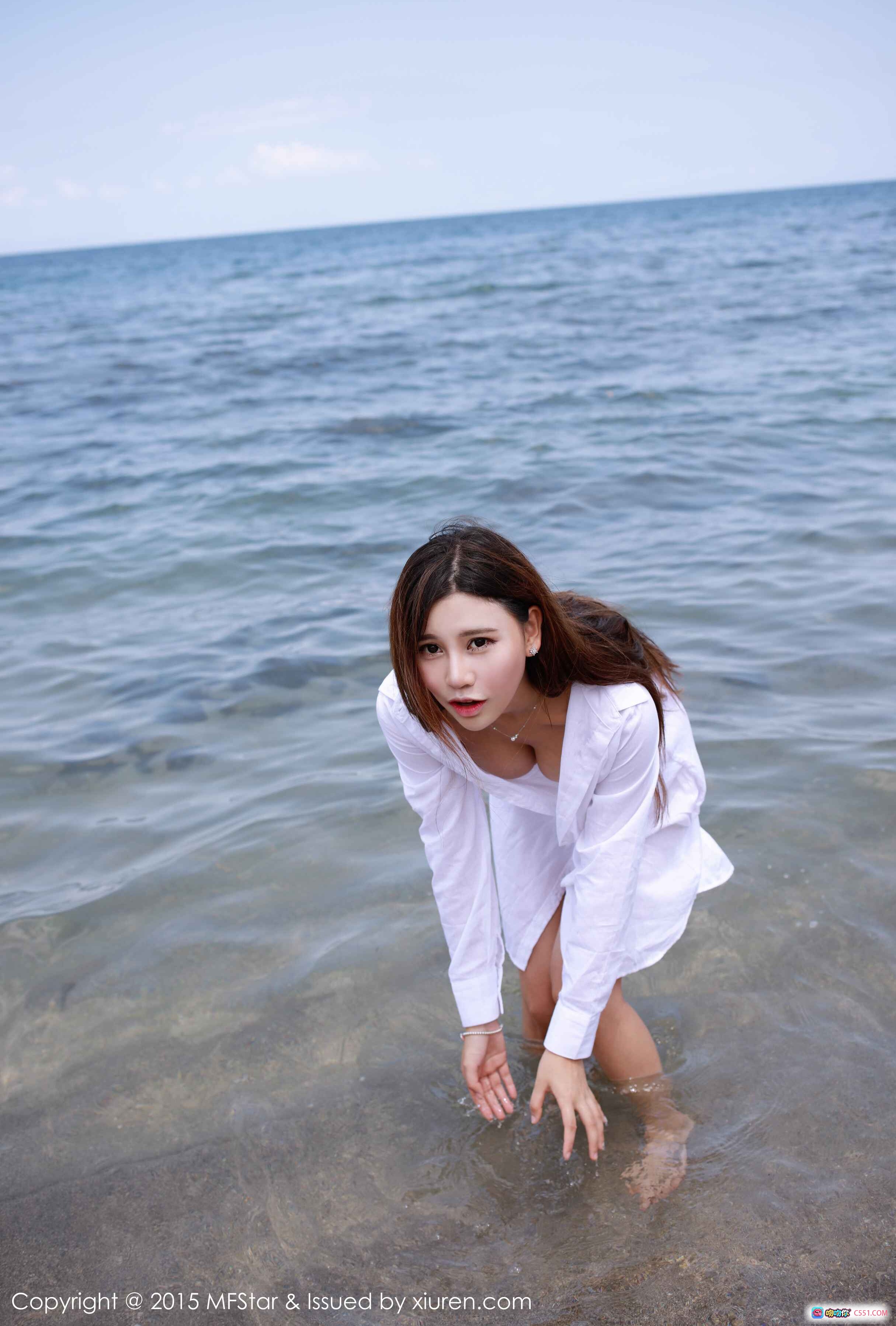 图片[1] - MFStar模范学院Milk楚楚海边白衬衫写真 清新自然性感迷人 海水轻抚温柔姿态 2015经典摄影集 - 就要吻