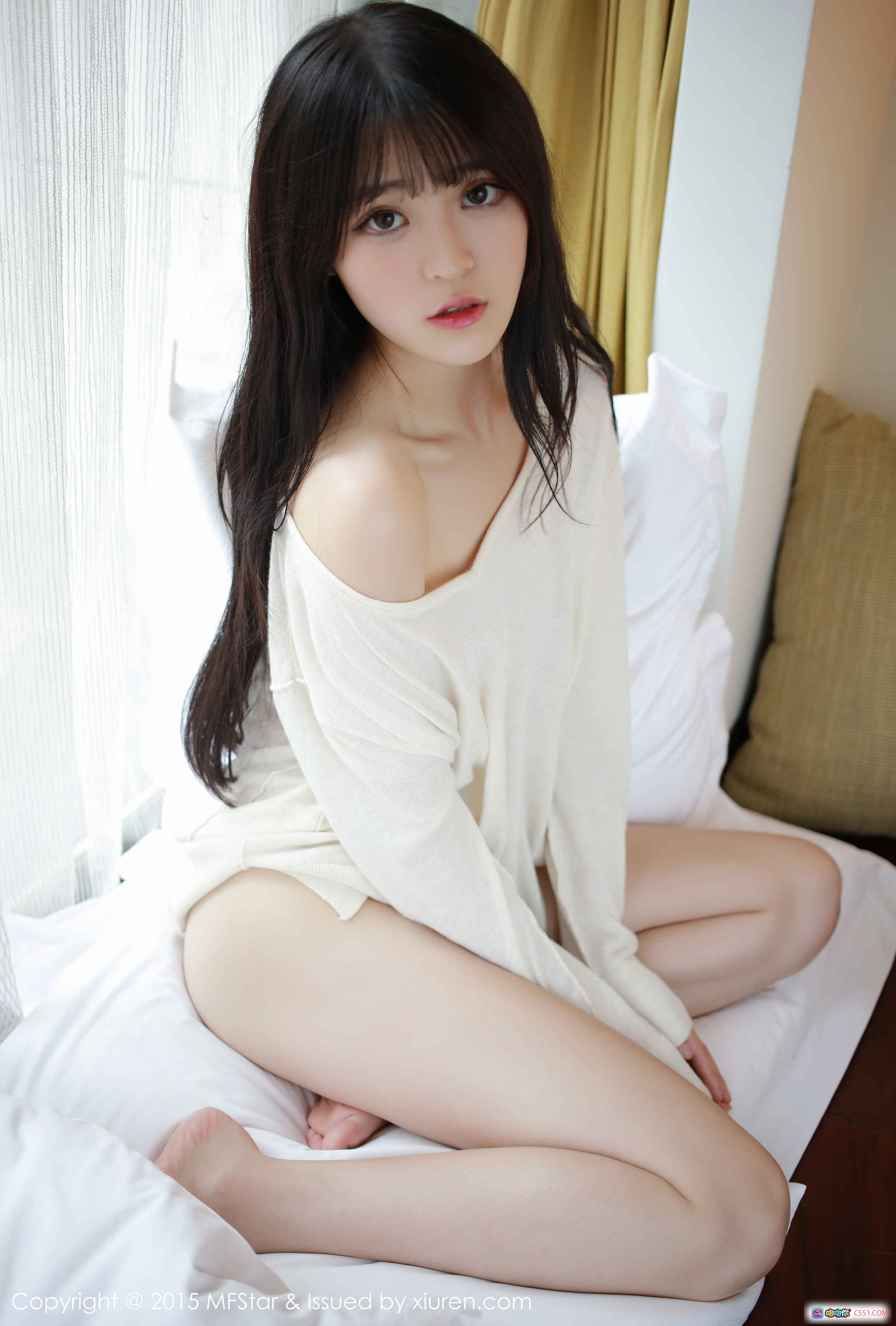 伊小七MoMo首次旅拍写真 | MFStar模范学院Vol.029 | 白色露肩长裙床上私房照 | 2015年10月17日发布 - 就要吻