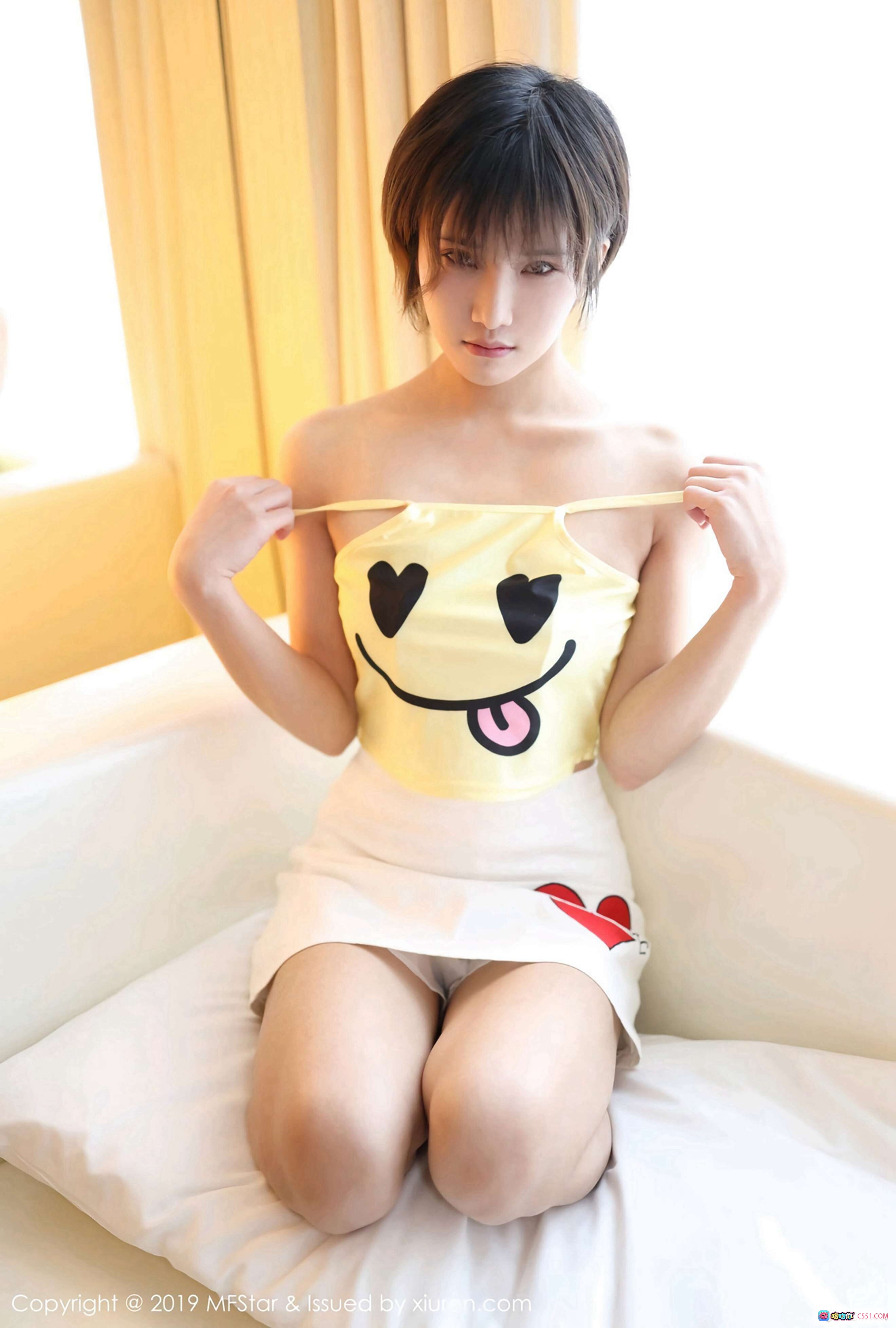 图片[4] - 小姿2002 MFStar模范学院Vol.178 黄色爱心笑脸吊带 白色短裙 床上写真 清新少女风 2019年3月4日发布 - 就要吻
