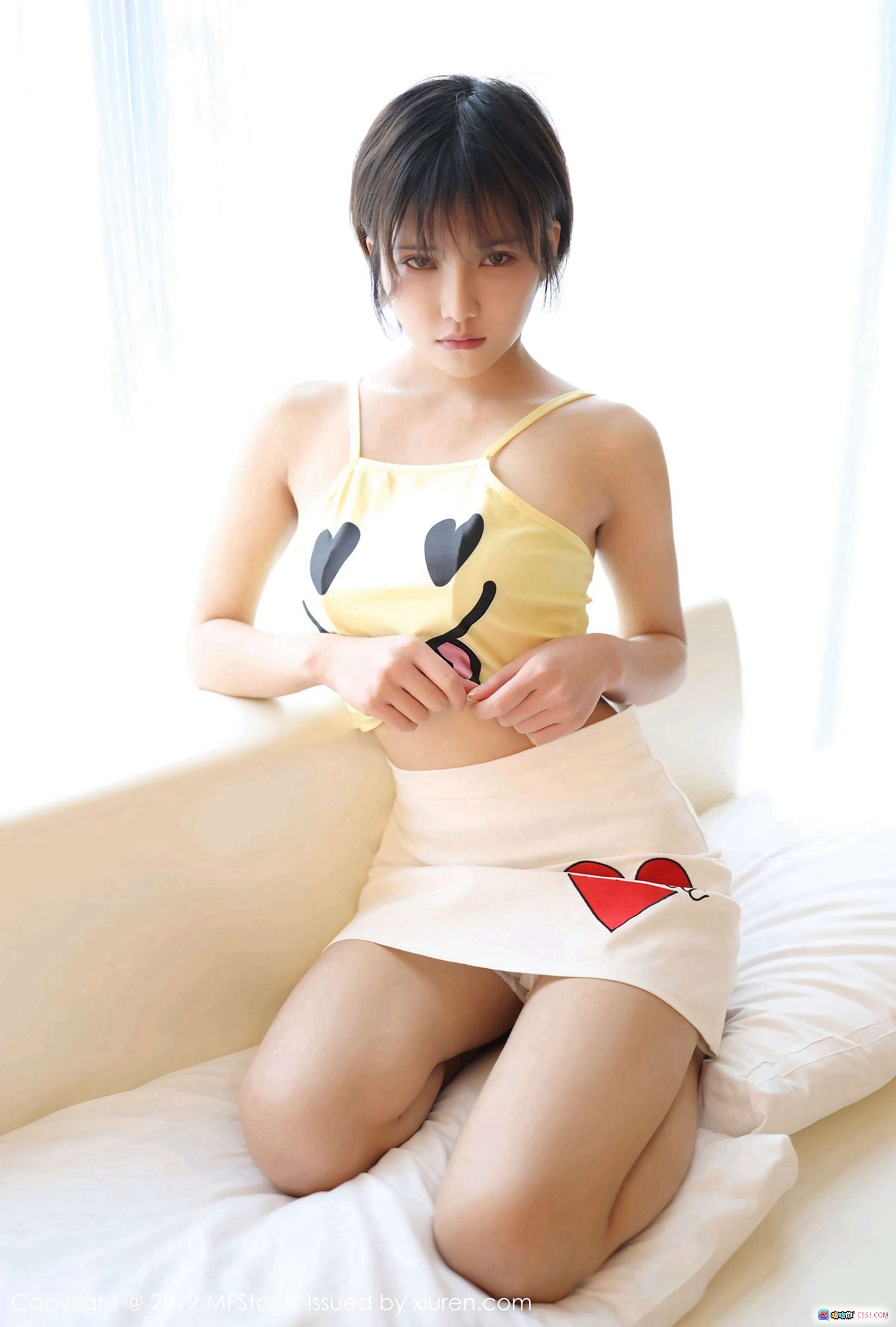 图片[3] - 小姿2002 MFStar模范学院Vol.178 黄色爱心笑脸吊带 白色短裙 床上写真 清新少女风 2019年3月4日发布 - 就要吻
