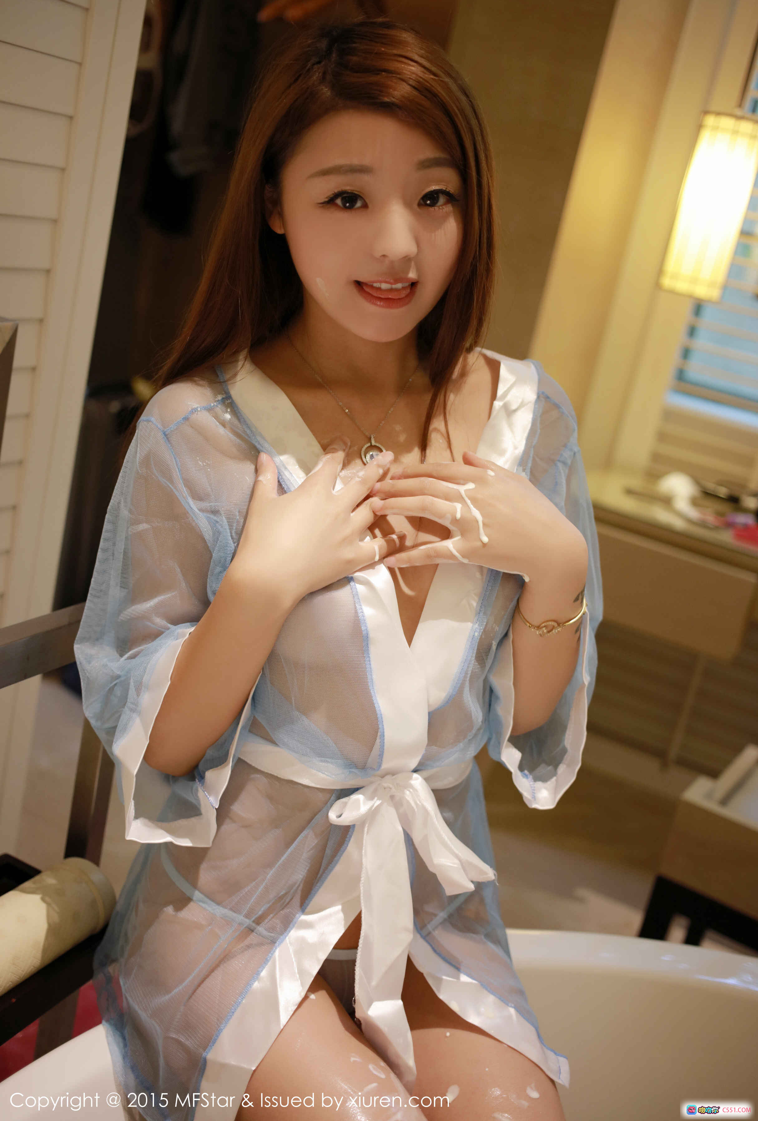 图片[3] - MFStar模范学院佘贝拉bella背影写真 | 白色运动短裤10号 | 长发飘逸阳台拍摄 | 2015年10月Vol.031高清图集 - 就要吻