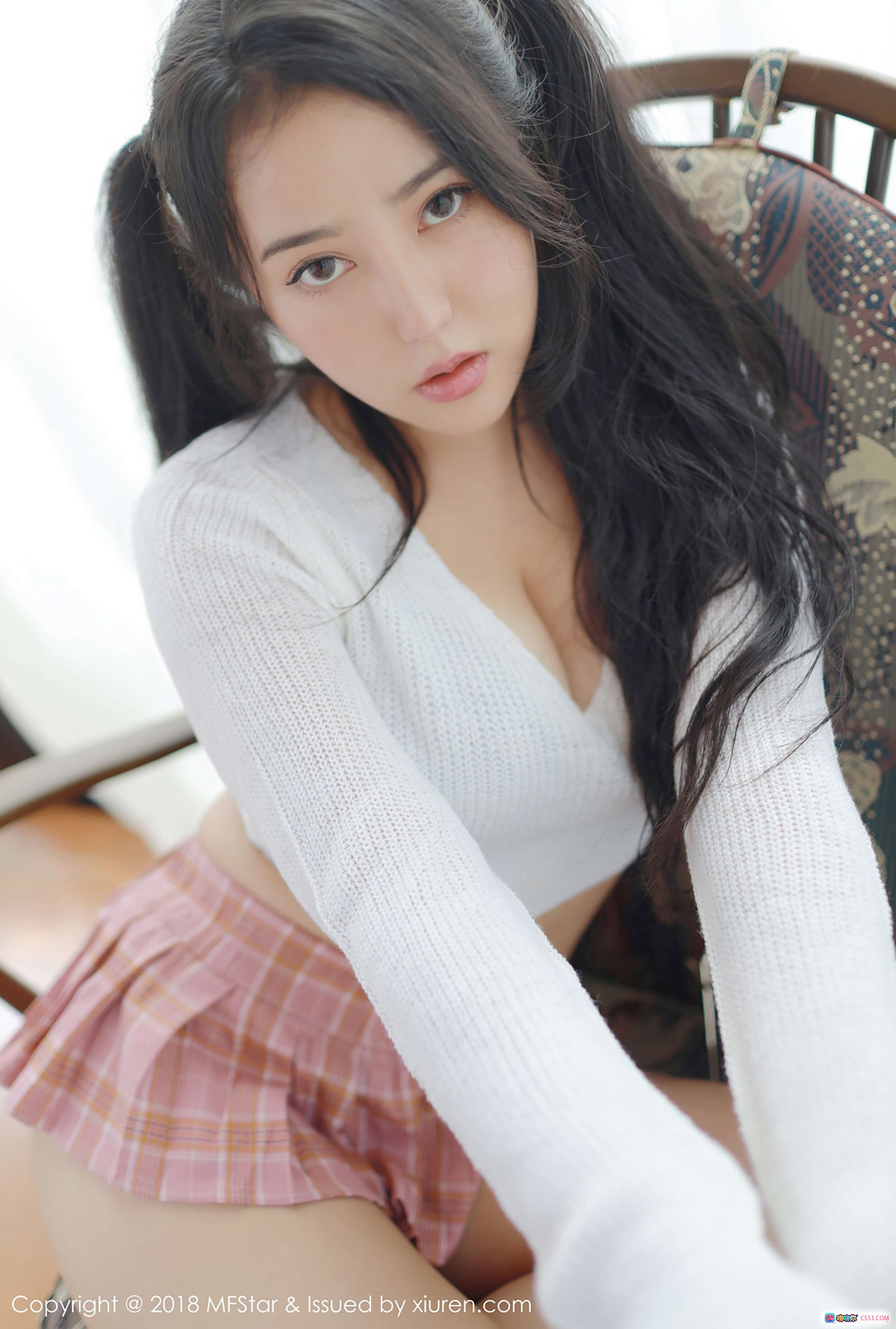 图片[3] - MFStar模范学院Manuela玛鲁娜2018写真 Vol.168 白色针织衫+格纹短裙+黑框眼镜 清纯性感双马尾少女风 - 就要吻