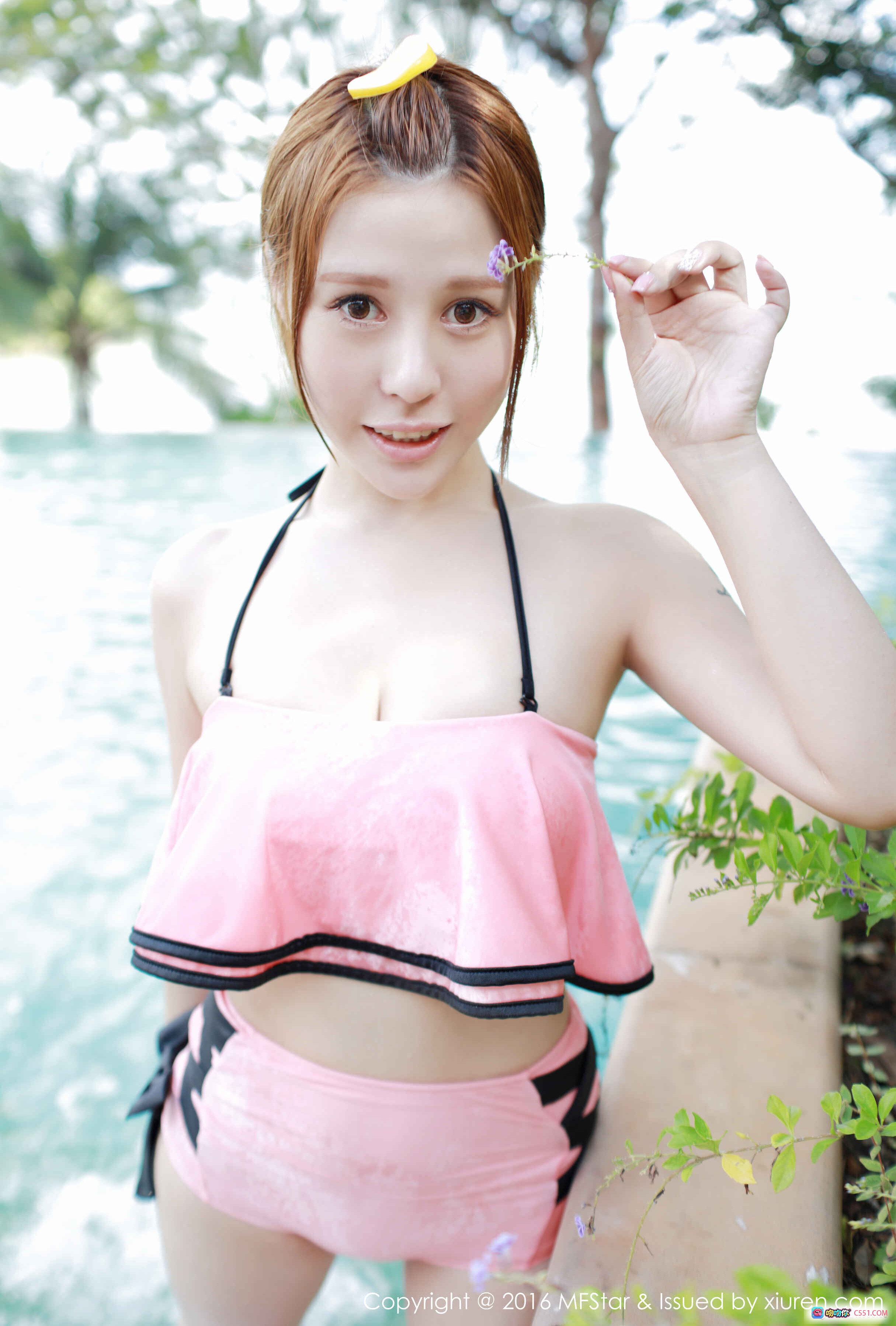 图片[1] - MFStar模范学院Evelyn艾莉泳池写真 粉色比基尼清新甜美 柠檬发饰紫花点缀 自然光户外拍摄 2016年10月Vol.073 - 就要吻