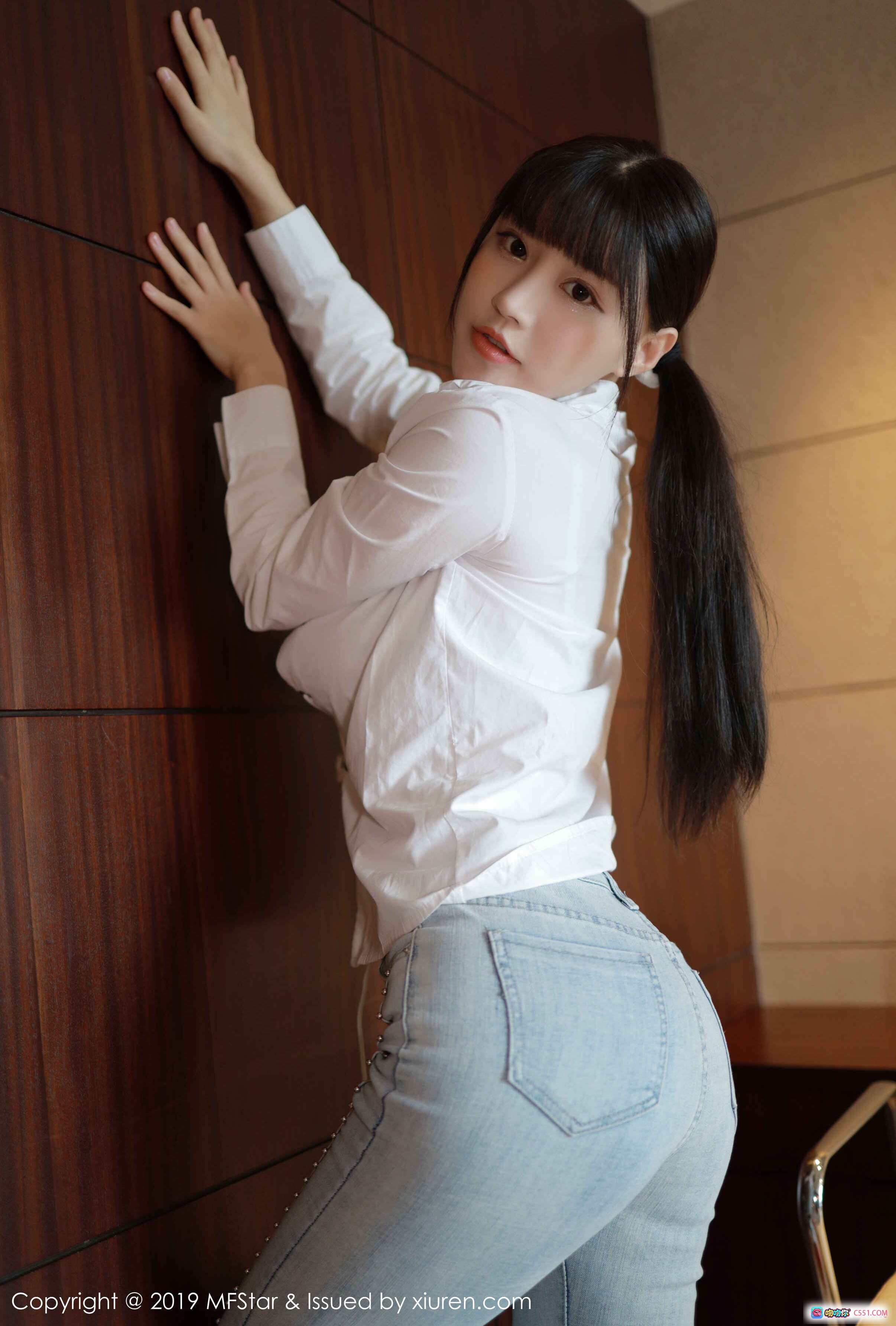 图片[7] - MFStar模范学院朱可儿2019.08.12 Vol.207 白衬衫系带蕾丝牛仔裤粉高跟写真美腿性感坐姿室内拍摄 - 就要吻