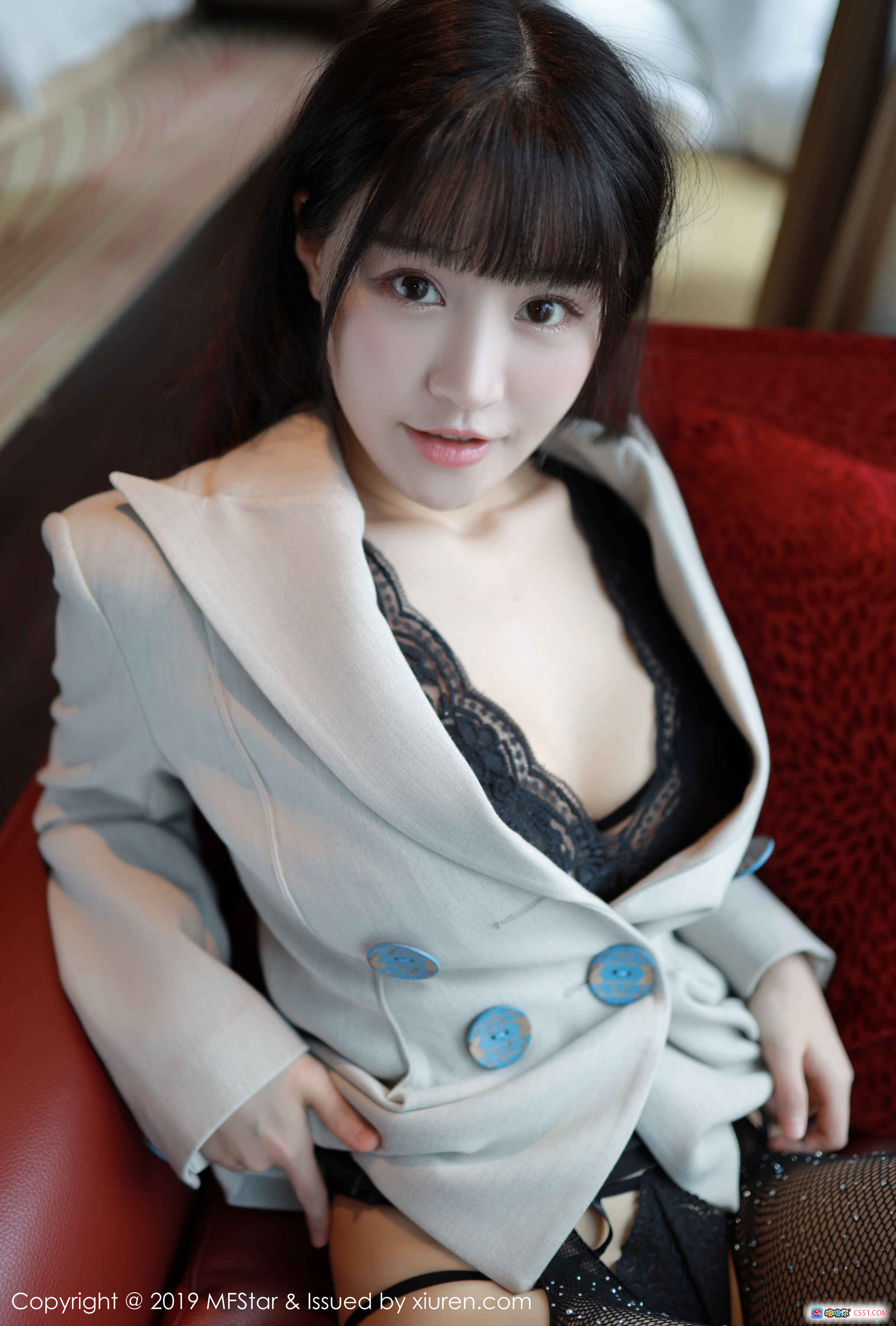 图片[8] - MFStar模范学院朱可儿2019.10.28 Vol.224 灰西装黑蕾丝+闪点丝袜红沙发写真 - 就要吻