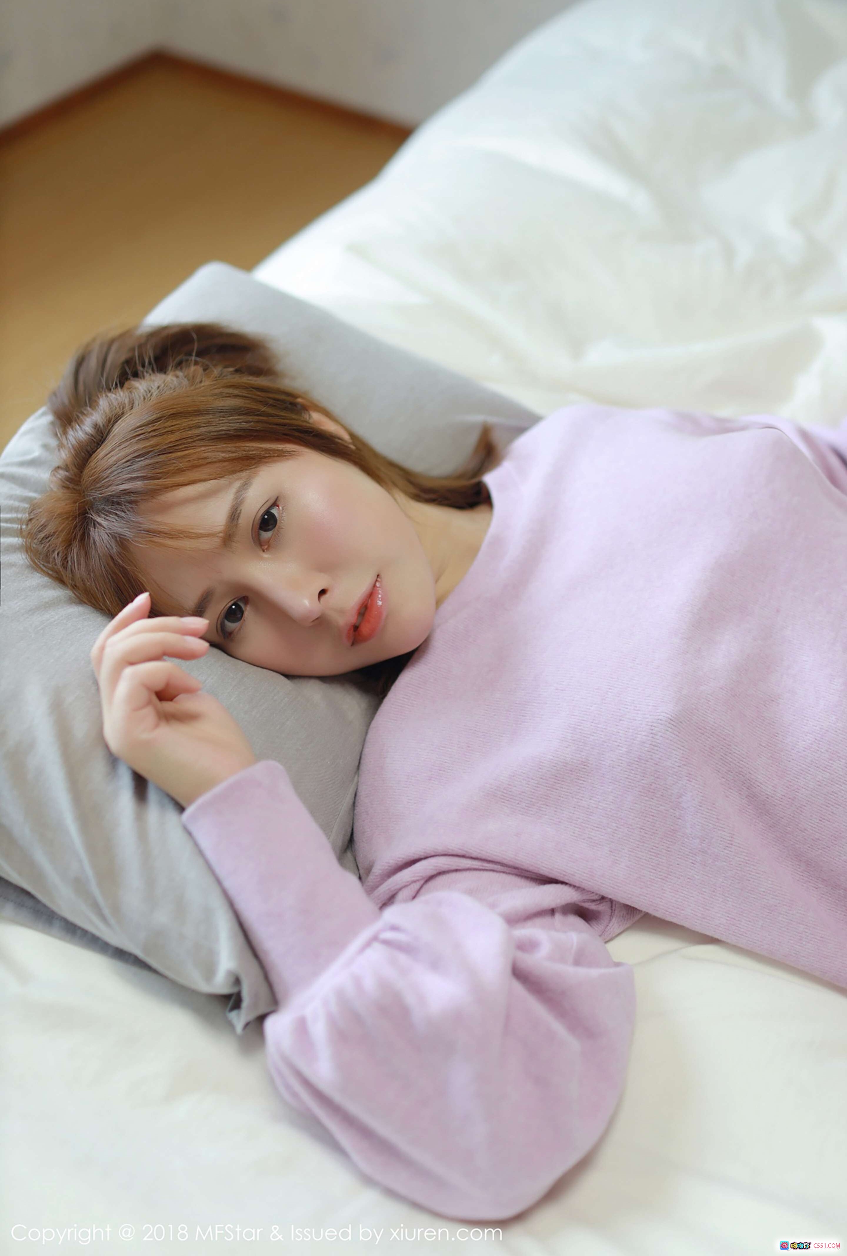 图片[1] - MFStar模范学院Evelyn艾莉2018写真Vol.170 粉色毛衣卧床温柔风清新私房照 - 就要吻