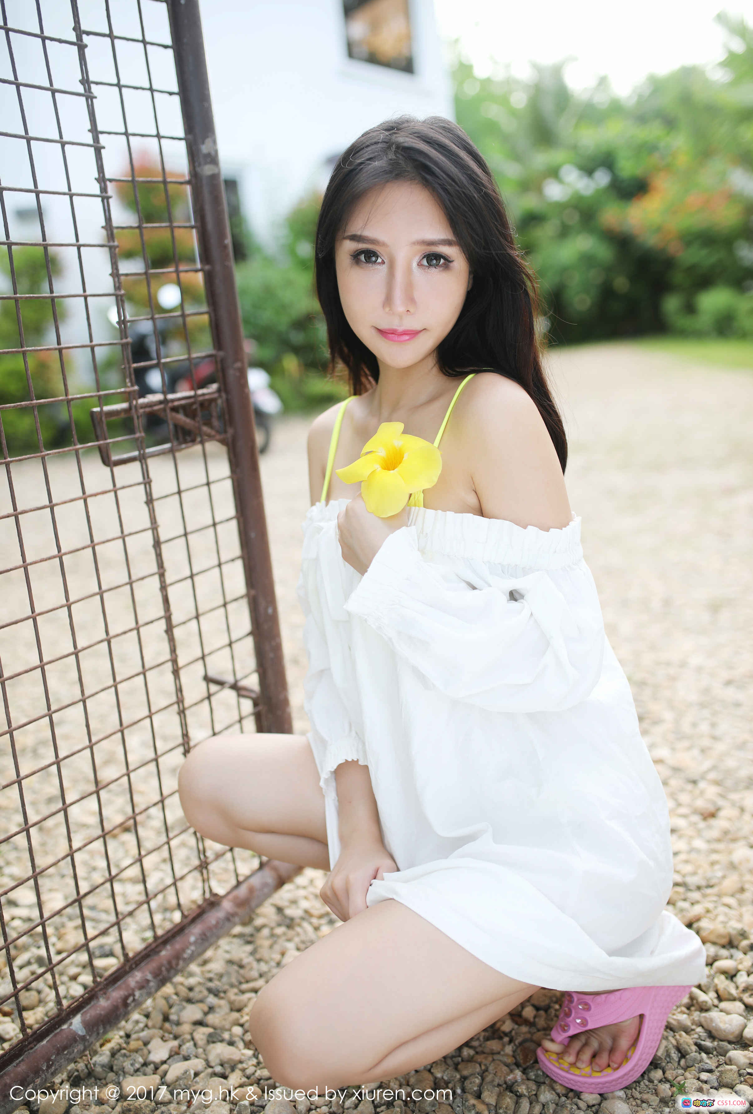 图片[1] - 于大乔白色露肩裙户外写真｜手持黄花清新自然｜MyGirl美媛馆2017 Vol.260 - 就要吻