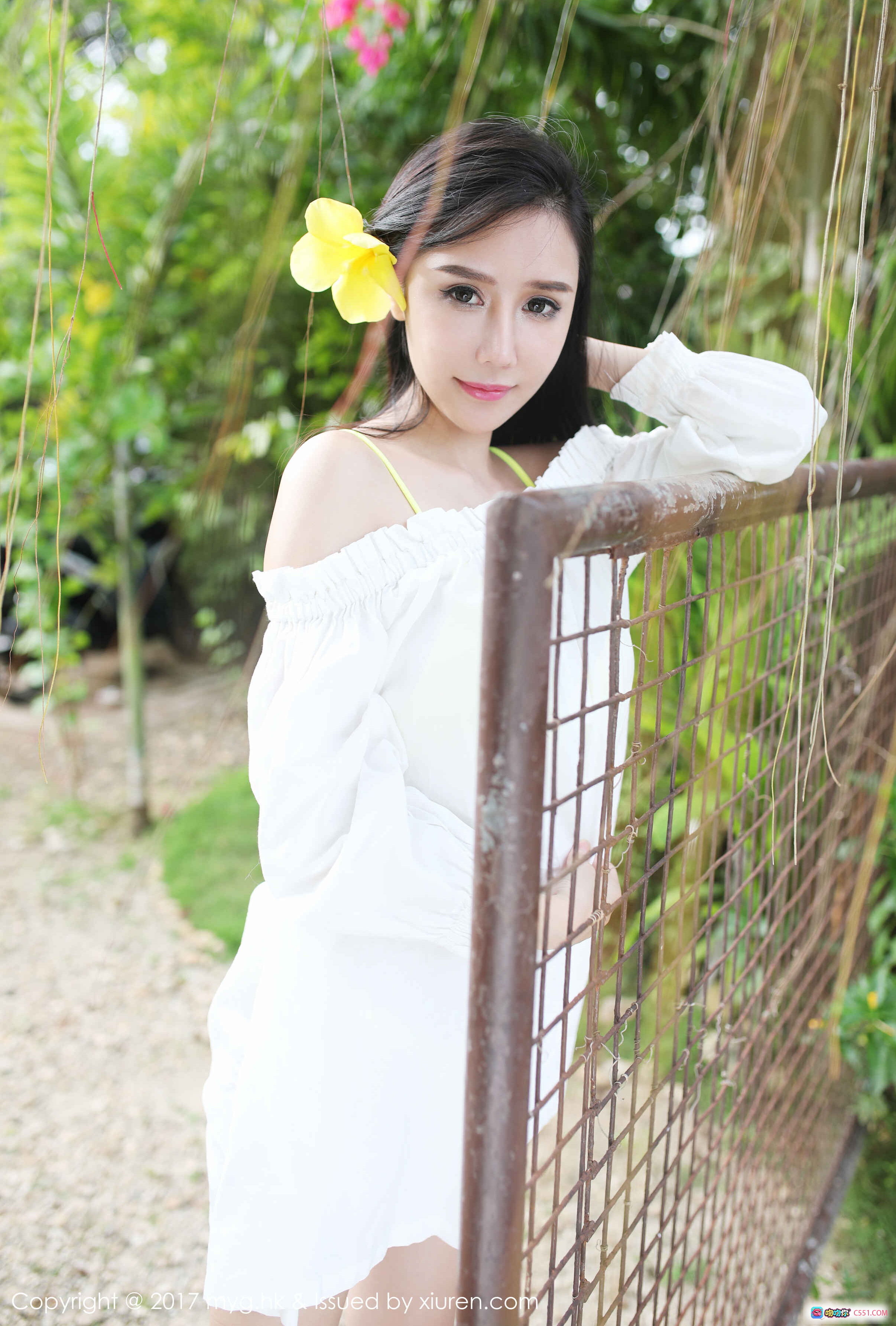 图片[10] - 于大乔白色露肩裙户外写真｜手持黄花清新自然｜MyGirl美媛馆2017 Vol.260 - 就要吻