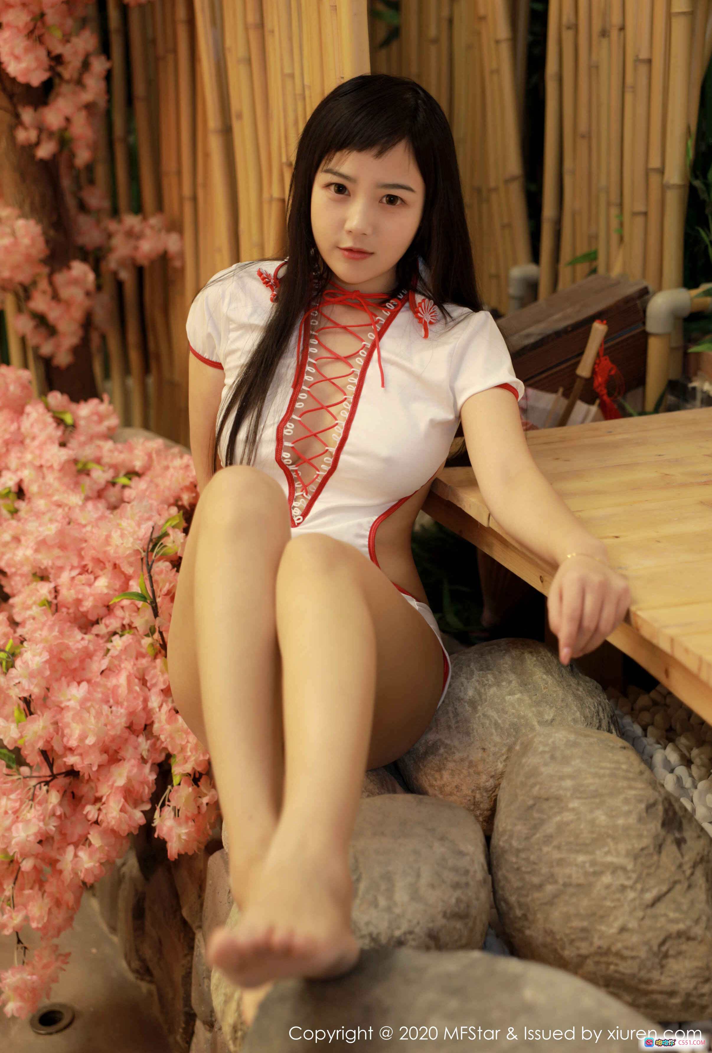 图片[4] - 徐微微mia MFStar模范学院2020.03.27 Vol.297 白色系带短袖 竹林樱花背景 赤足坐石 美腿写真 56张高清图集 - 就要吻