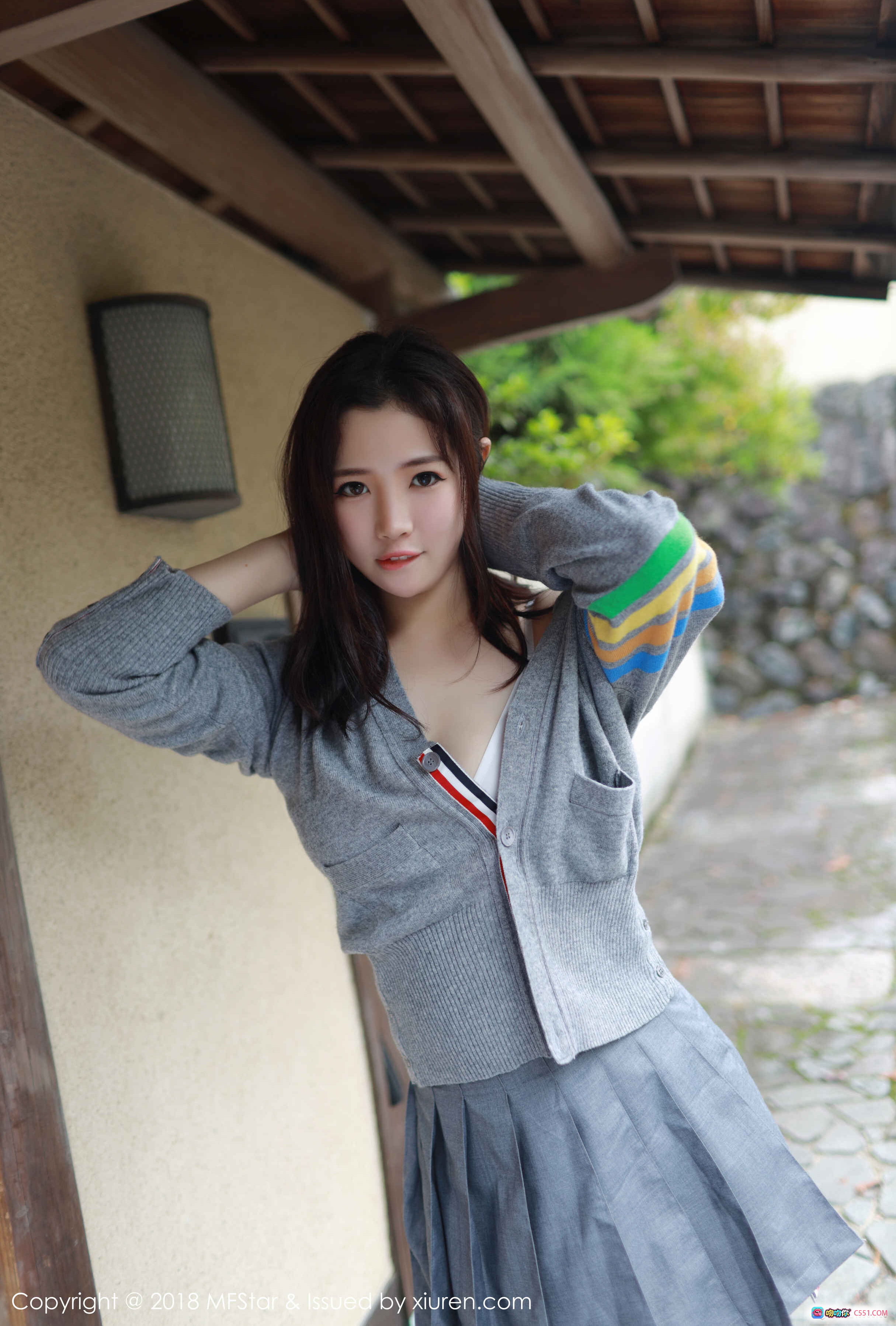 图片[7] - 徐cake日系校园风写真｜灰色开衫白袜运动鞋｜石板路秋叶背景｜MFStar模范学院Vol.162 - 就要吻