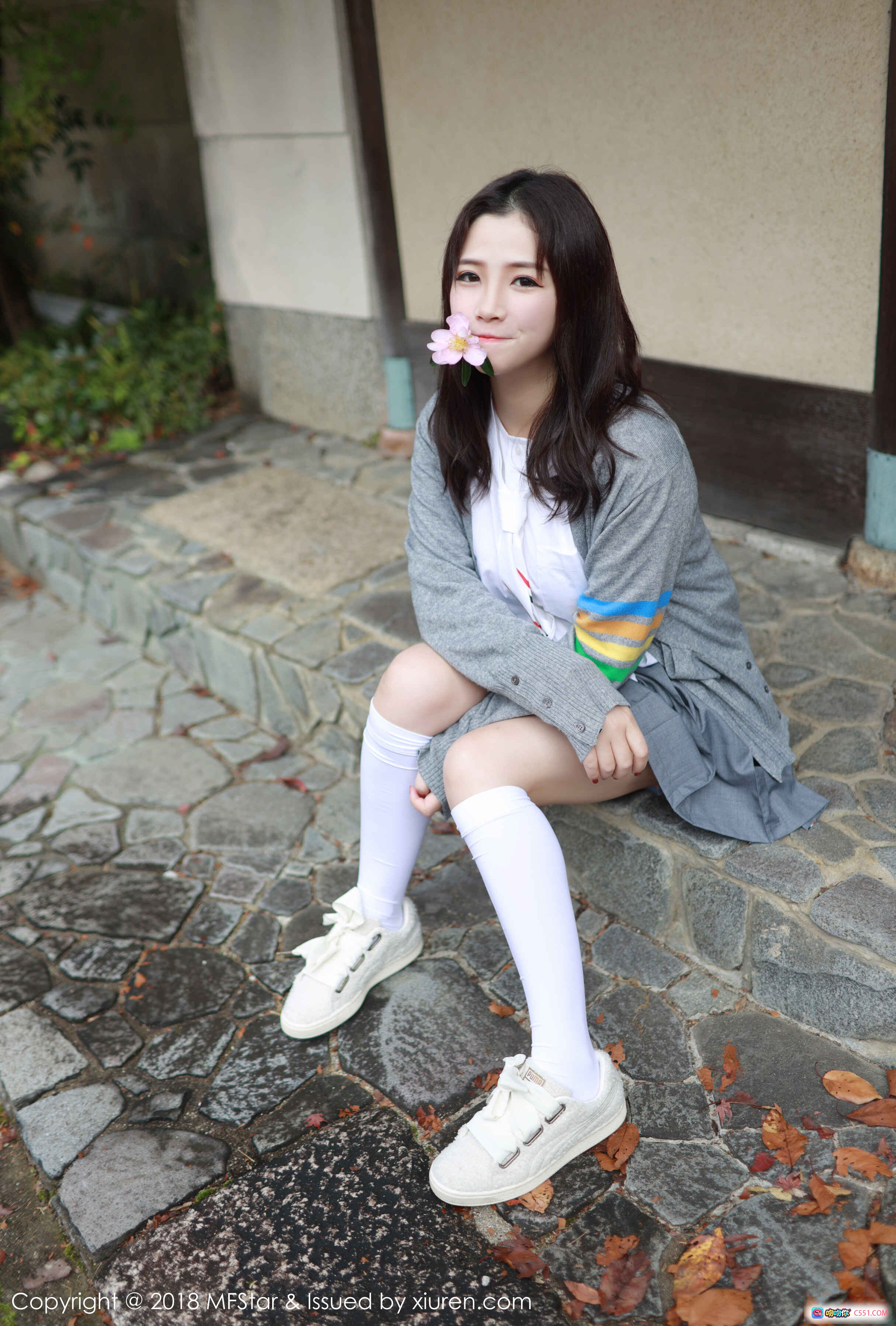图片[1] - 徐cake日系校园风写真｜灰色开衫白袜运动鞋｜石板路秋叶背景｜MFStar模范学院Vol.162 - 就要吻