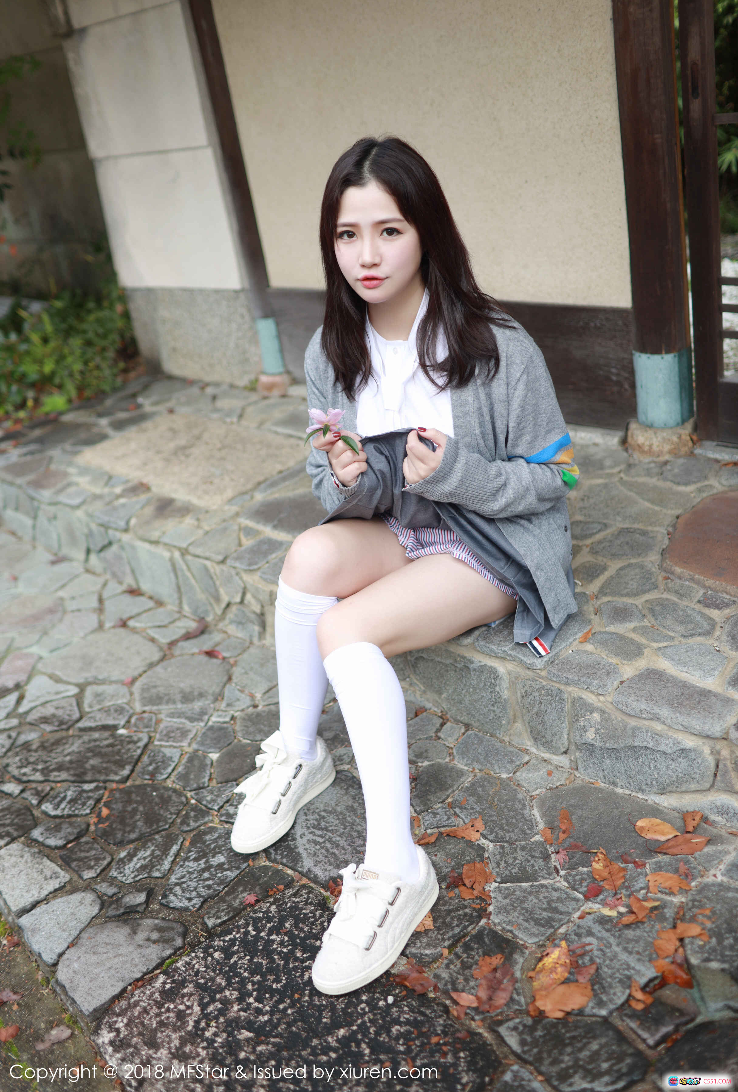 图片[5] - 徐cake日系校园风写真｜灰色开衫白袜运动鞋｜石板路秋叶背景｜MFStar模范学院Vol.162 - 就要吻