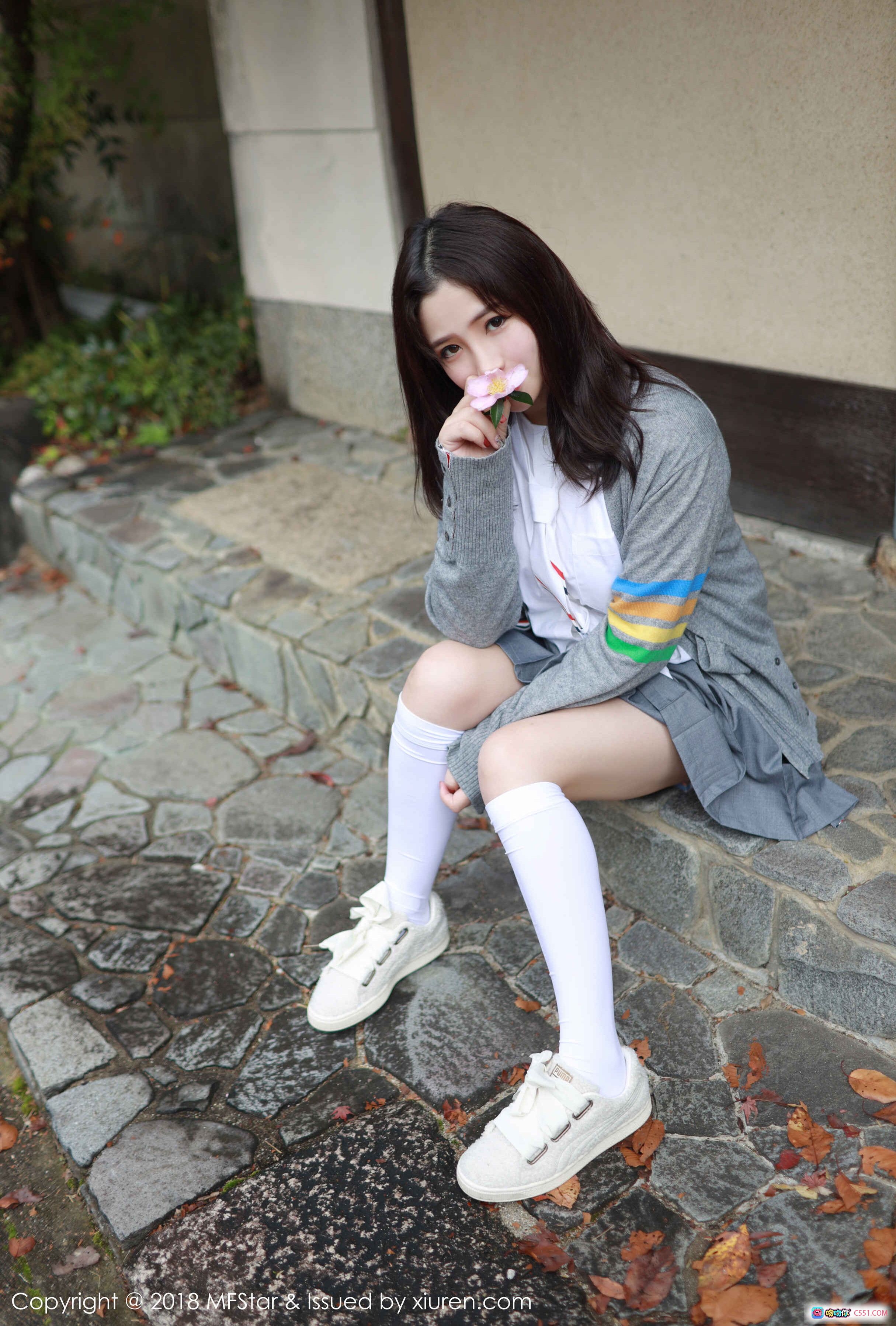 图片[6] - 徐cake日系校园风写真｜灰色开衫白袜运动鞋｜石板路秋叶背景｜MFStar模范学院Vol.162 - 就要吻