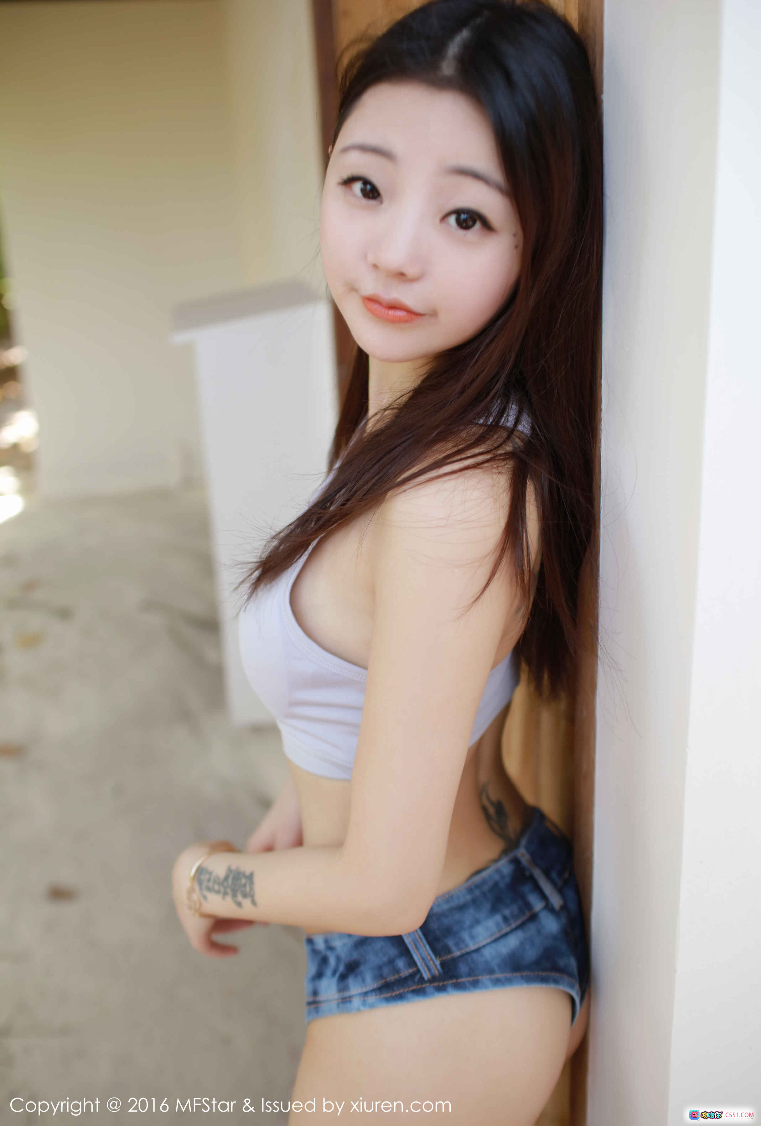 图片[1] - MFStar模范学院佘贝拉bella性感写真 白色背心牛仔短裤清纯甜美私房照 2016年4月Vol.051 - 就要吻