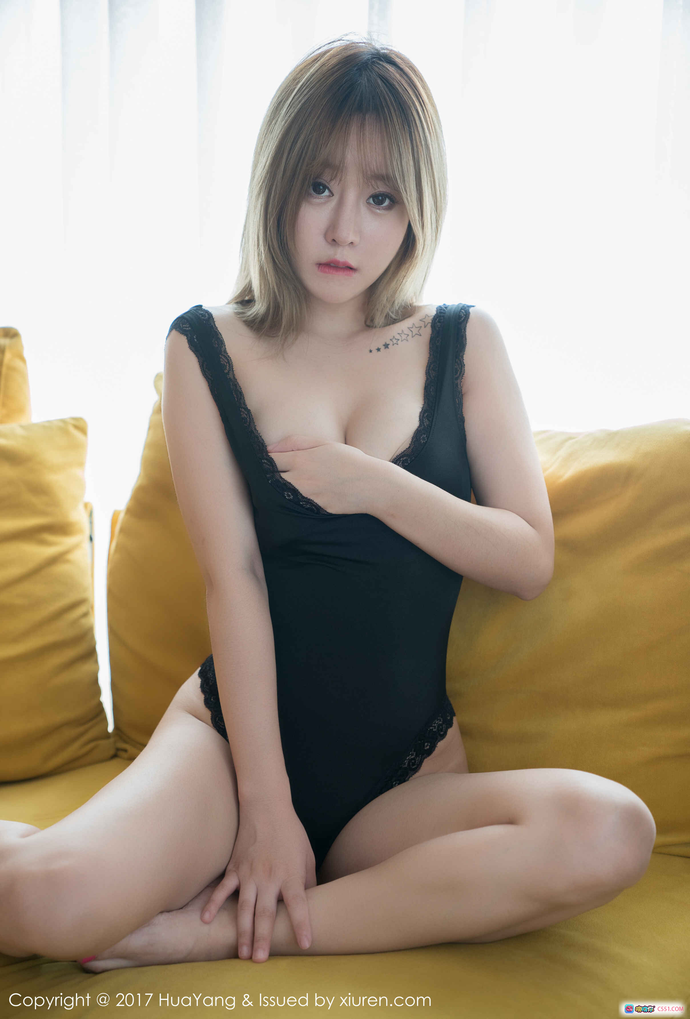 图片[3] - 王雨纯条纹露肩上衣+破洞牛仔短裤写真 | HuaYang花漾2017 Vol.005高清美图 - 就要吻