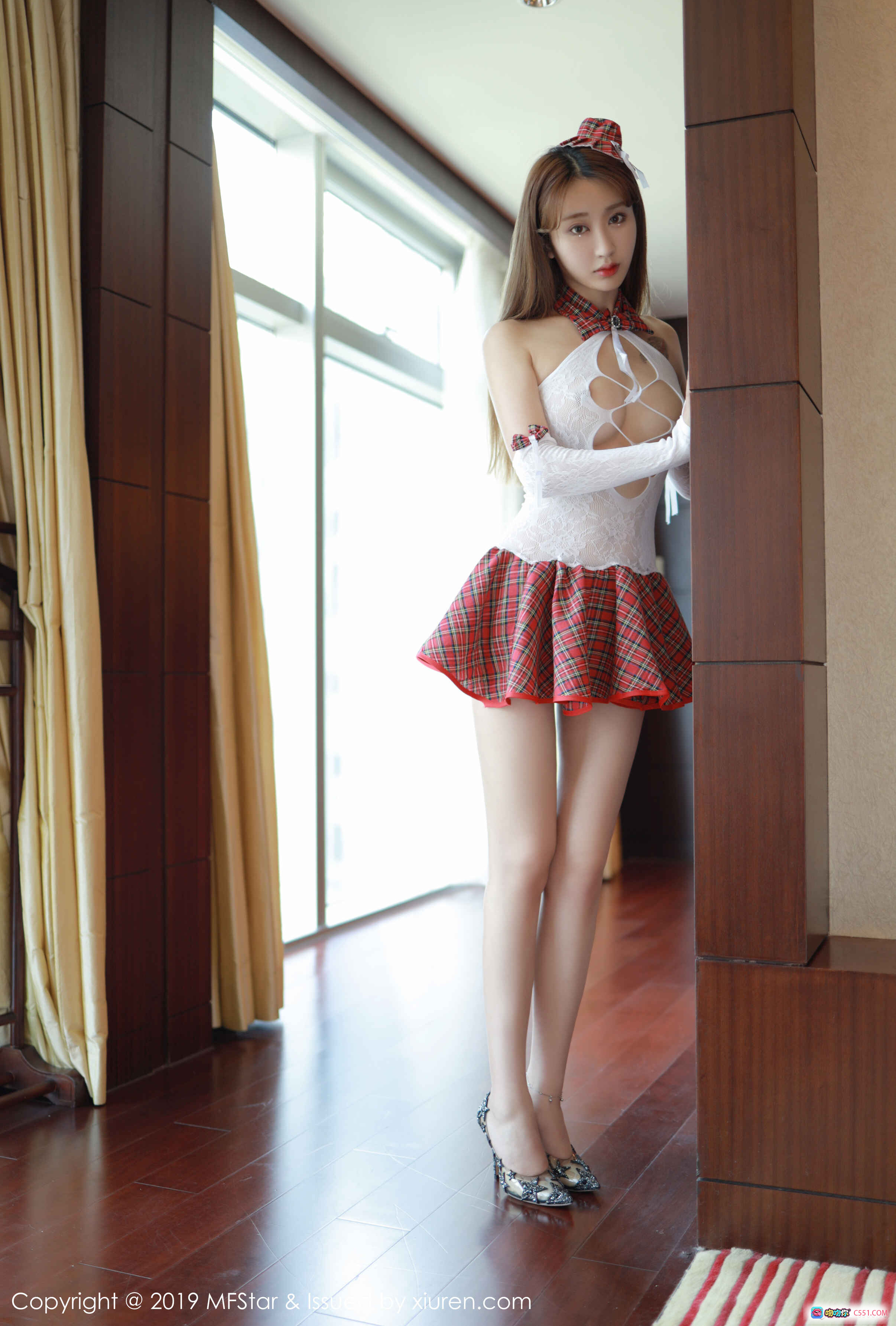 图片[6] - MFStar模范学院2019.08.15 Vol.208 Betty林子欣 白色镂空上衣+红格短裙+高跟鞋 室内写真 美腿性感造型 - 就要吻