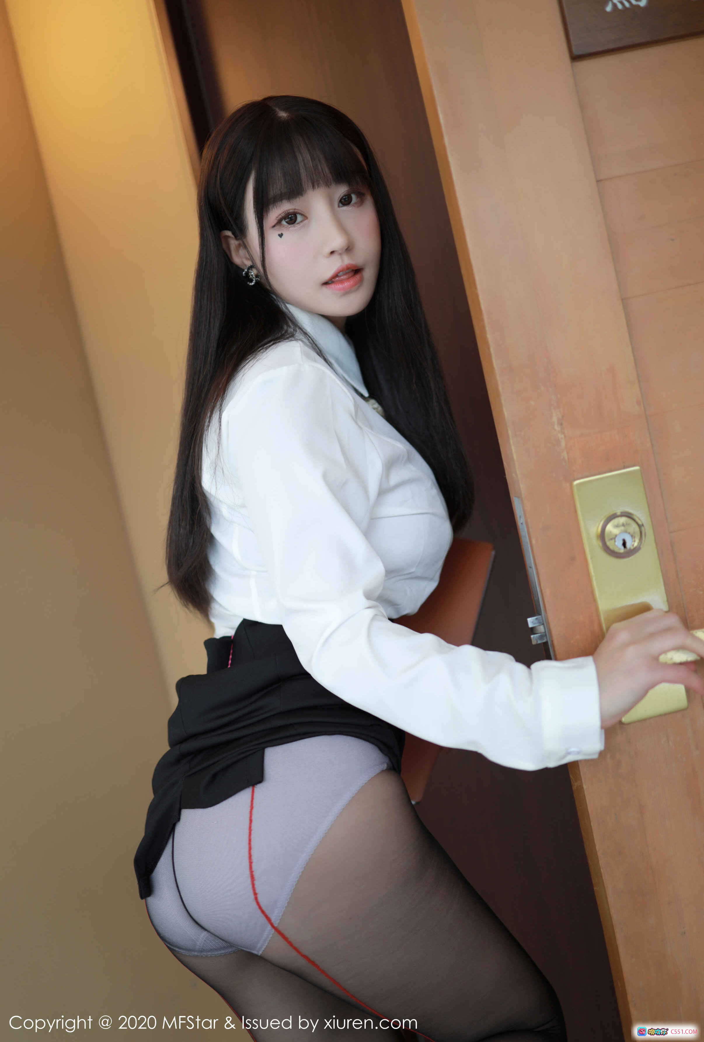 图片[5] - 朱可儿Flower职场OL写真｜白衬衫黑短裙丝袜高跟鞋｜MFStar模范学院Vol.267木廊场景优雅坐姿 - 就要吻