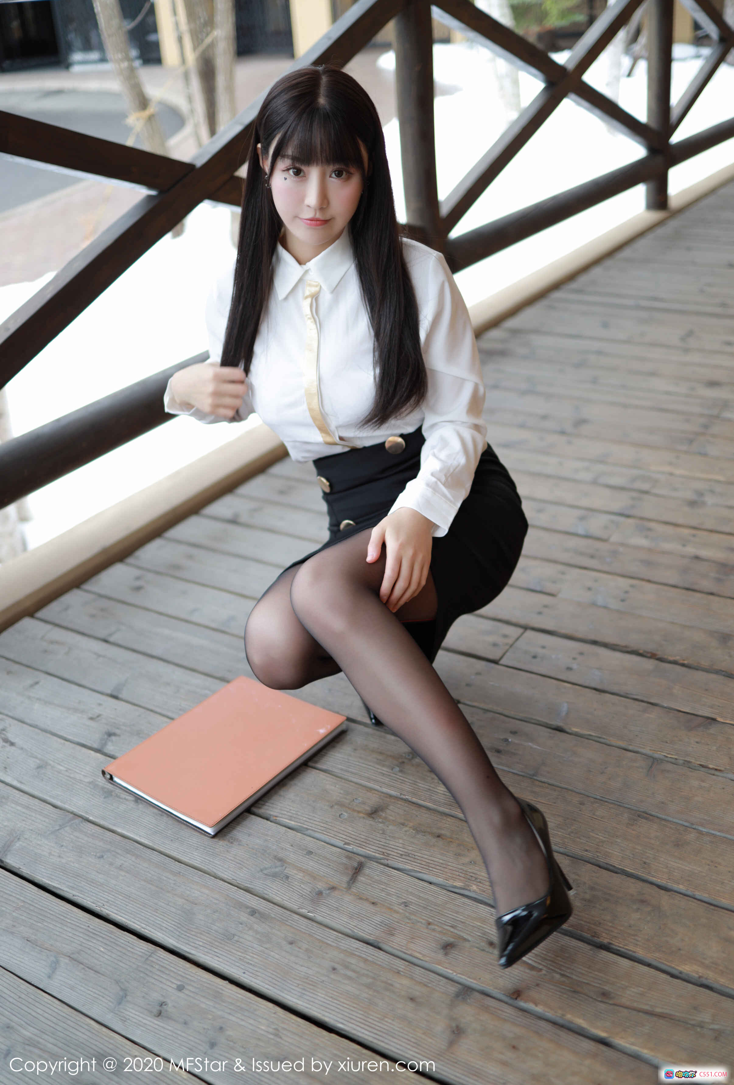图片[9] - 朱可儿Flower职场OL写真｜白衬衫黑短裙丝袜高跟鞋｜MFStar模范学院Vol.267木廊场景优雅坐姿 - 就要吻