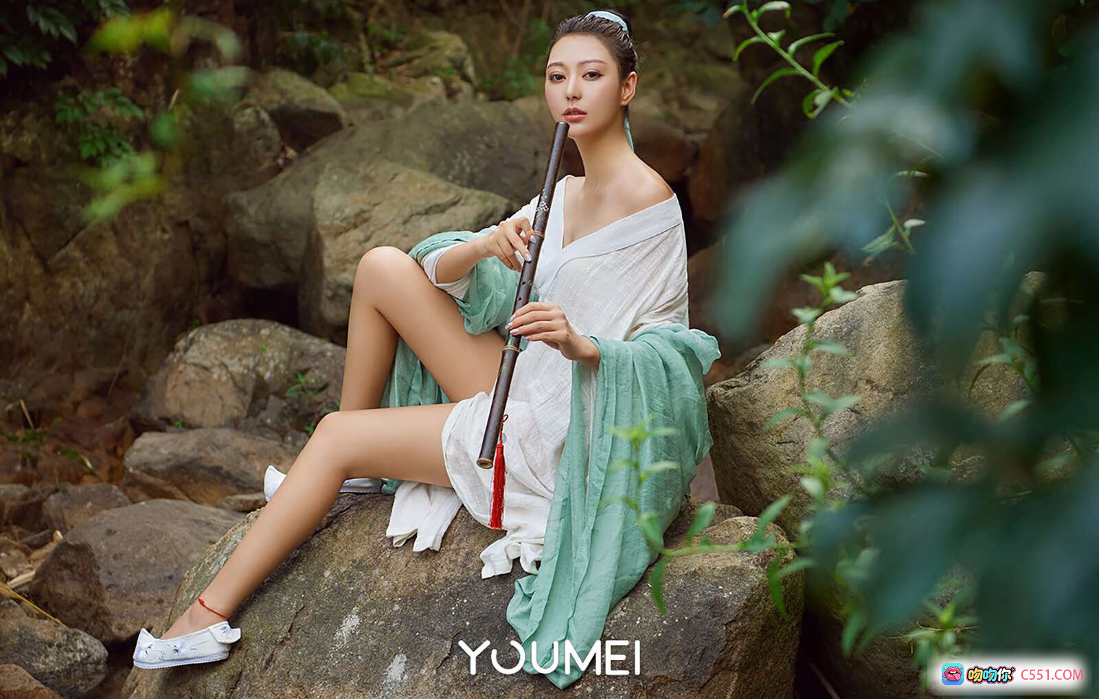 图片[5] - YouMei尤美2018山中奇遇古风写真｜双女主溪边汉服摄影｜绿衣执扇粉裙坐石｜自然野趣清新唯美合辑 - 就要吻