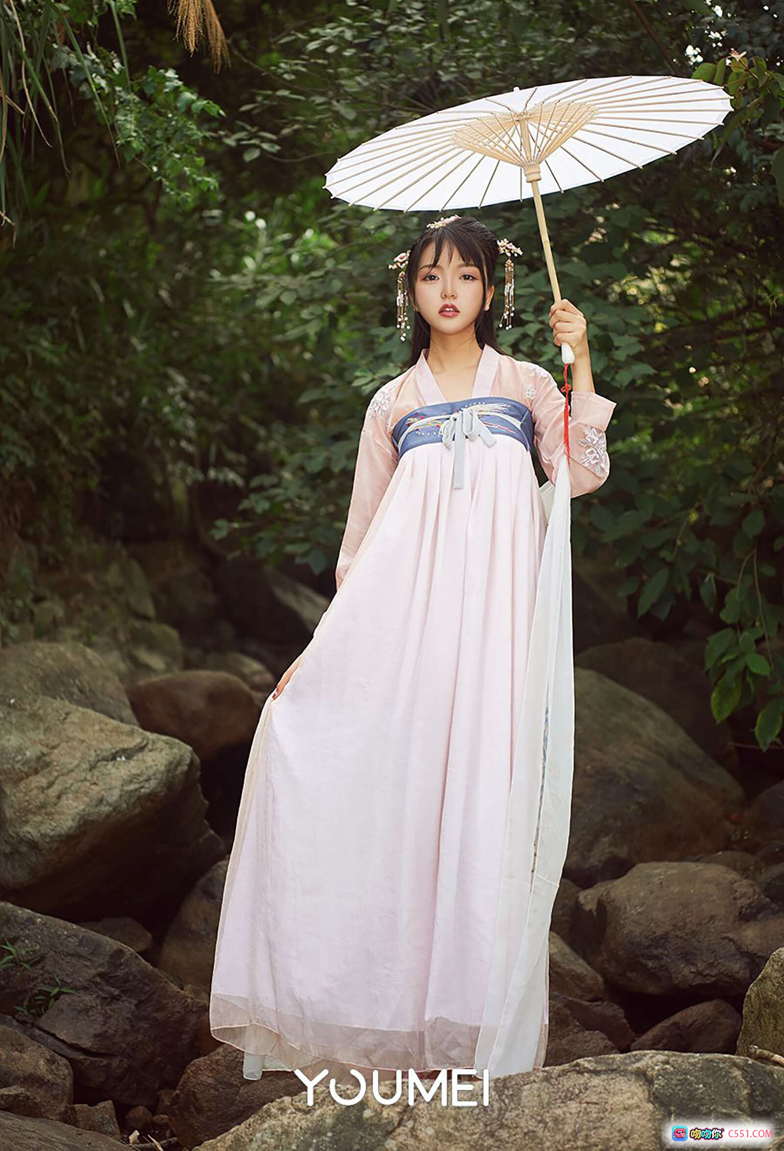 图片[3] - YouMei尤美2018山中奇遇古风写真｜双女主溪边汉服摄影｜绿衣执扇粉裙坐石｜自然野趣清新唯美合辑 - 就要吻