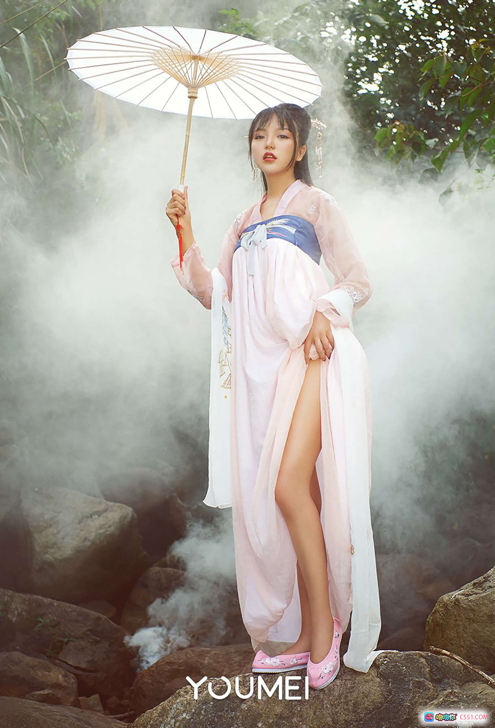 图片[8] - YouMei尤美2018山中奇遇古风写真｜双女主溪边汉服摄影｜绿衣执扇粉裙坐石｜自然野趣清新唯美合辑 - 就要吻