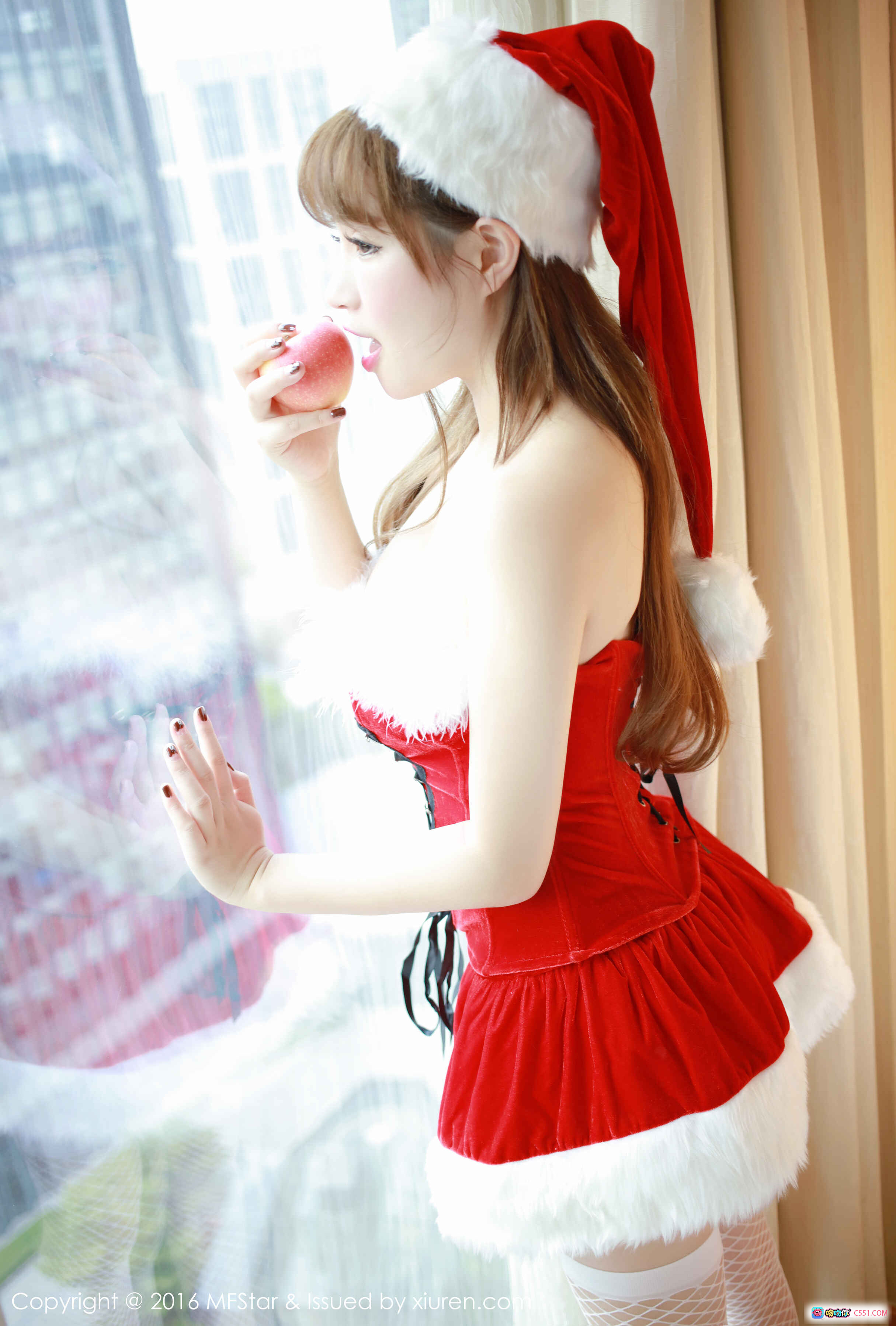 圣诞女郎徐cake窗边咬苹果写真 | MFStar模范学院Vol.070 | 红裙白毛绒帽 | 网袜美腿 | 2016年9月12日发布 - 就要吻