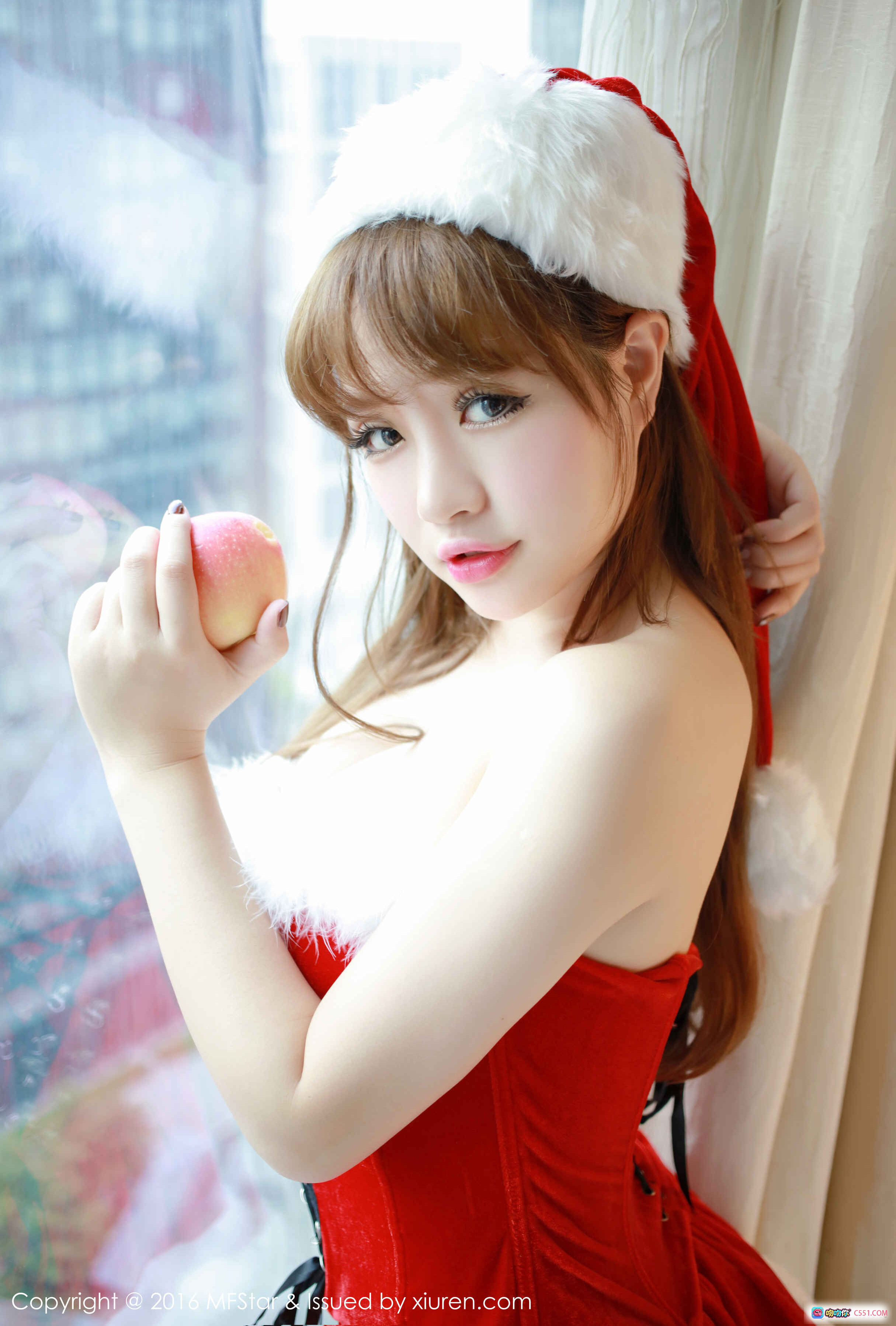 图片[2] - 圣诞女郎徐cake窗边咬苹果写真 | MFStar模范学院Vol.070 | 红裙白毛绒帽 | 网袜美腿 | 2016年9月12日发布 - 就要吻