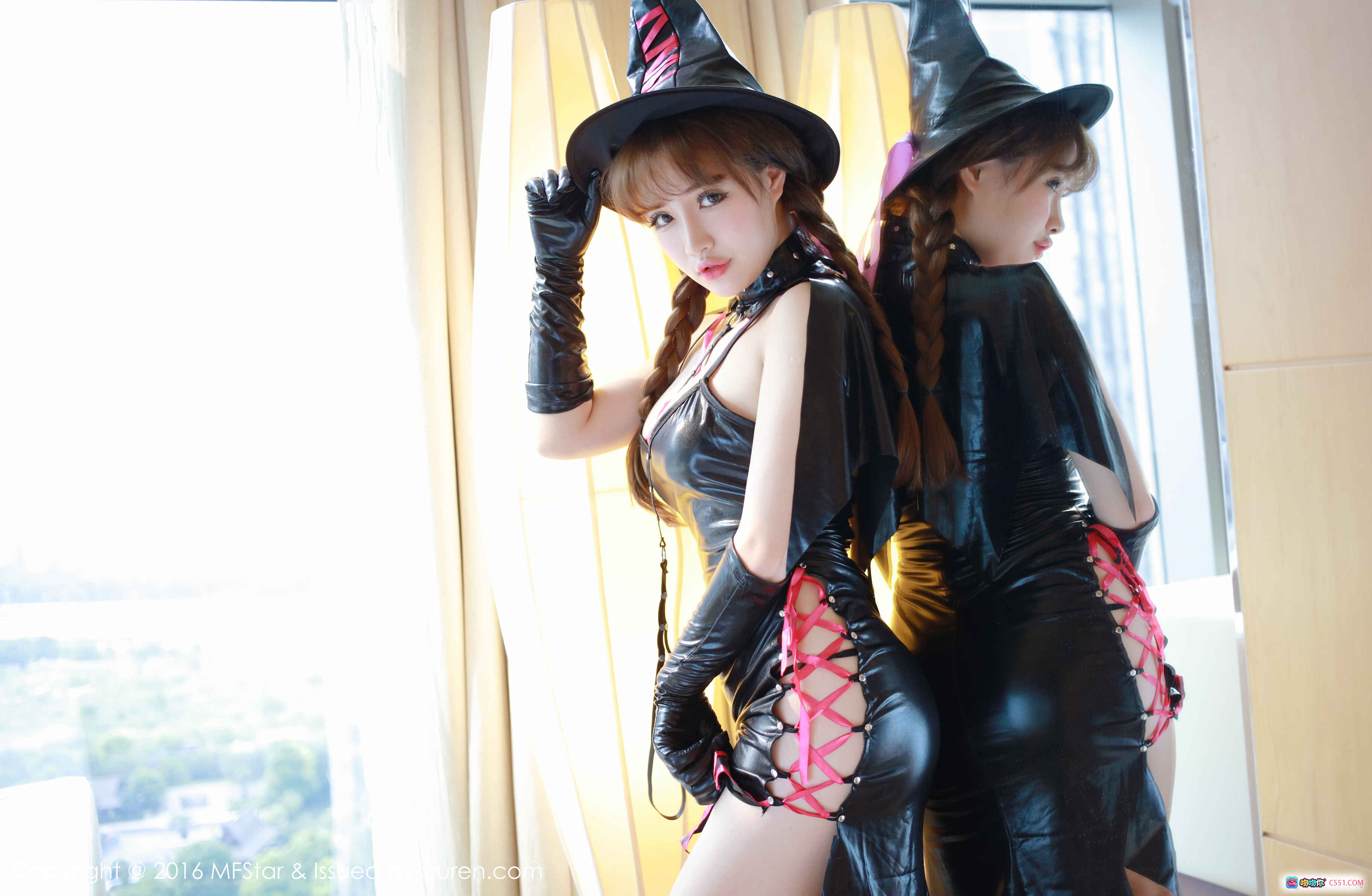 图片[9] - 圣诞女郎徐cake窗边咬苹果写真 | MFStar模范学院Vol.070 | 红裙白毛绒帽 | 网袜美腿 | 2016年9月12日发布 - 就要吻