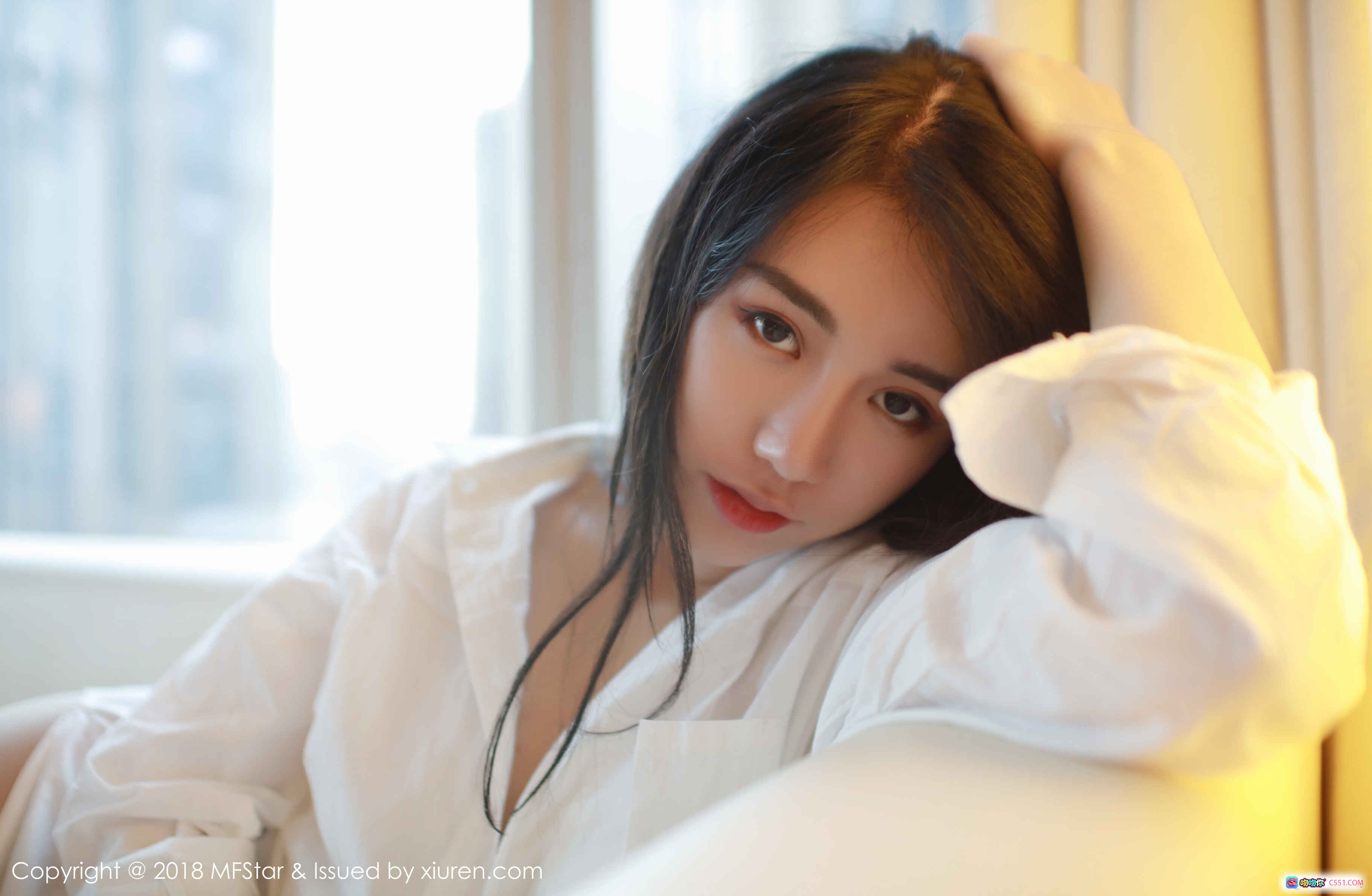 图片[1] - 白子嫣Nicky清新写真 | MFStar模范学院Vol.143 | 白衬衫慵懒风 | 窗边柔光人像 | 2018年8月30日发布 - 就要吻