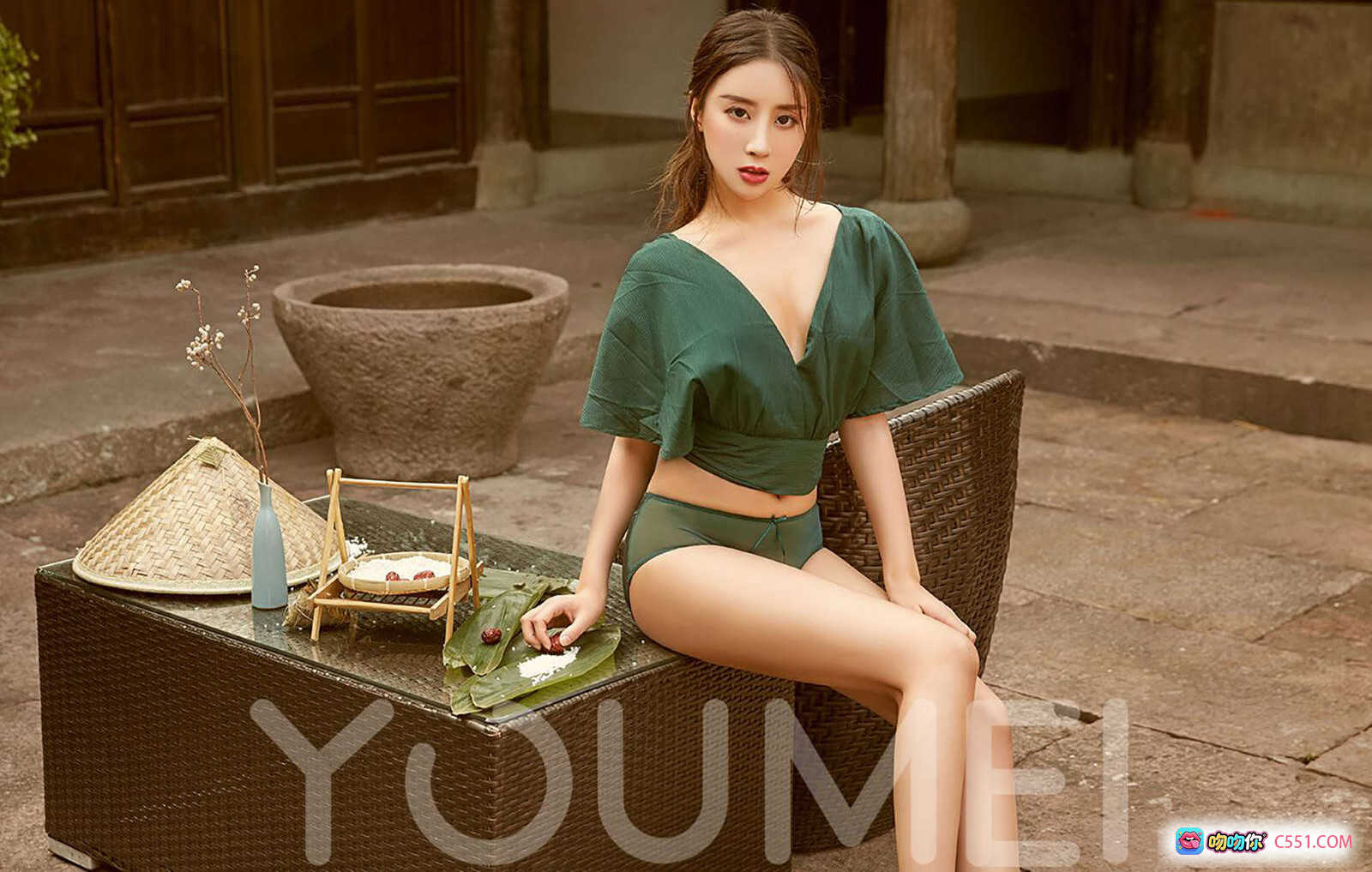 图片[4] - YouMei尤美2018.06.19 VOL.024 佳人如棕 筱慧 绿裙深V古风庭院写真 竹编帽粽叶茶点优雅坐姿 - 就要吻