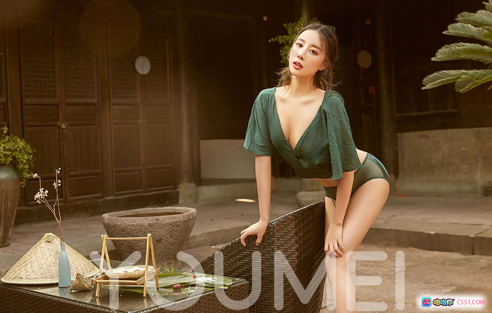 图片[2] - YouMei尤美2018.06.19 VOL.024 佳人如棕 筱慧 绿裙深V古风庭院写真 竹编帽粽叶茶点优雅坐姿 - 就要吻