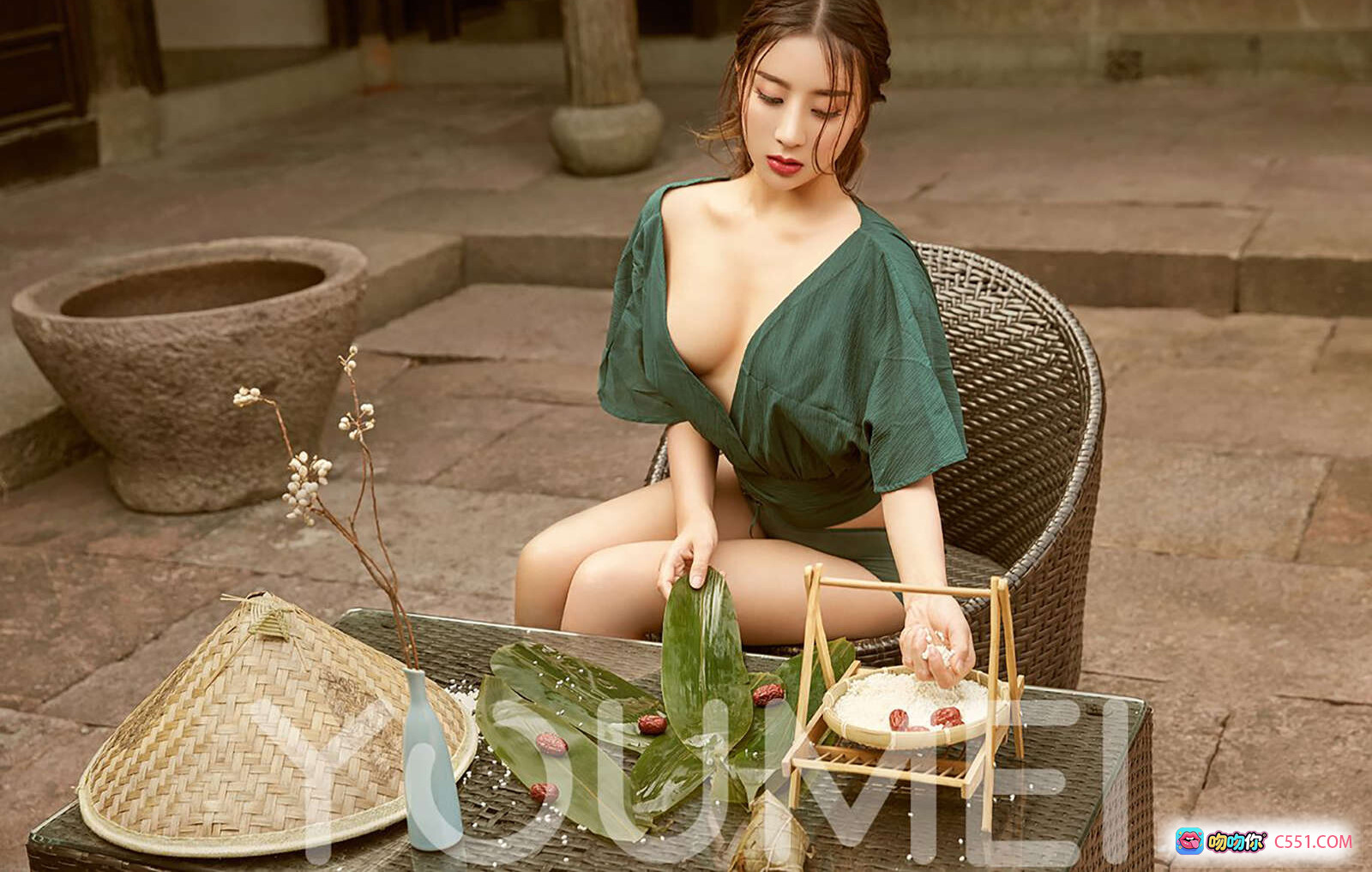 YouMei尤美2018.06.19 VOL.024 佳人如棕 筱慧 绿裙深V古风庭院写真 竹编帽粽叶茶点优雅坐姿 - 就要吻