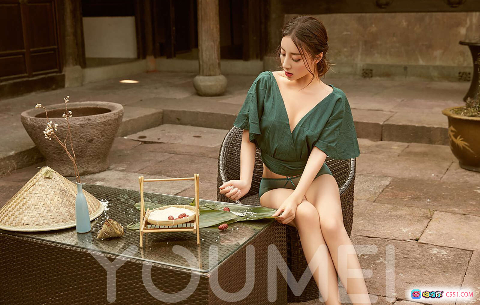 图片[6] - YouMei尤美2018.06.19 VOL.024 佳人如棕 筱慧 绿裙深V古风庭院写真 竹编帽粽叶茶点优雅坐姿 - 就要吻