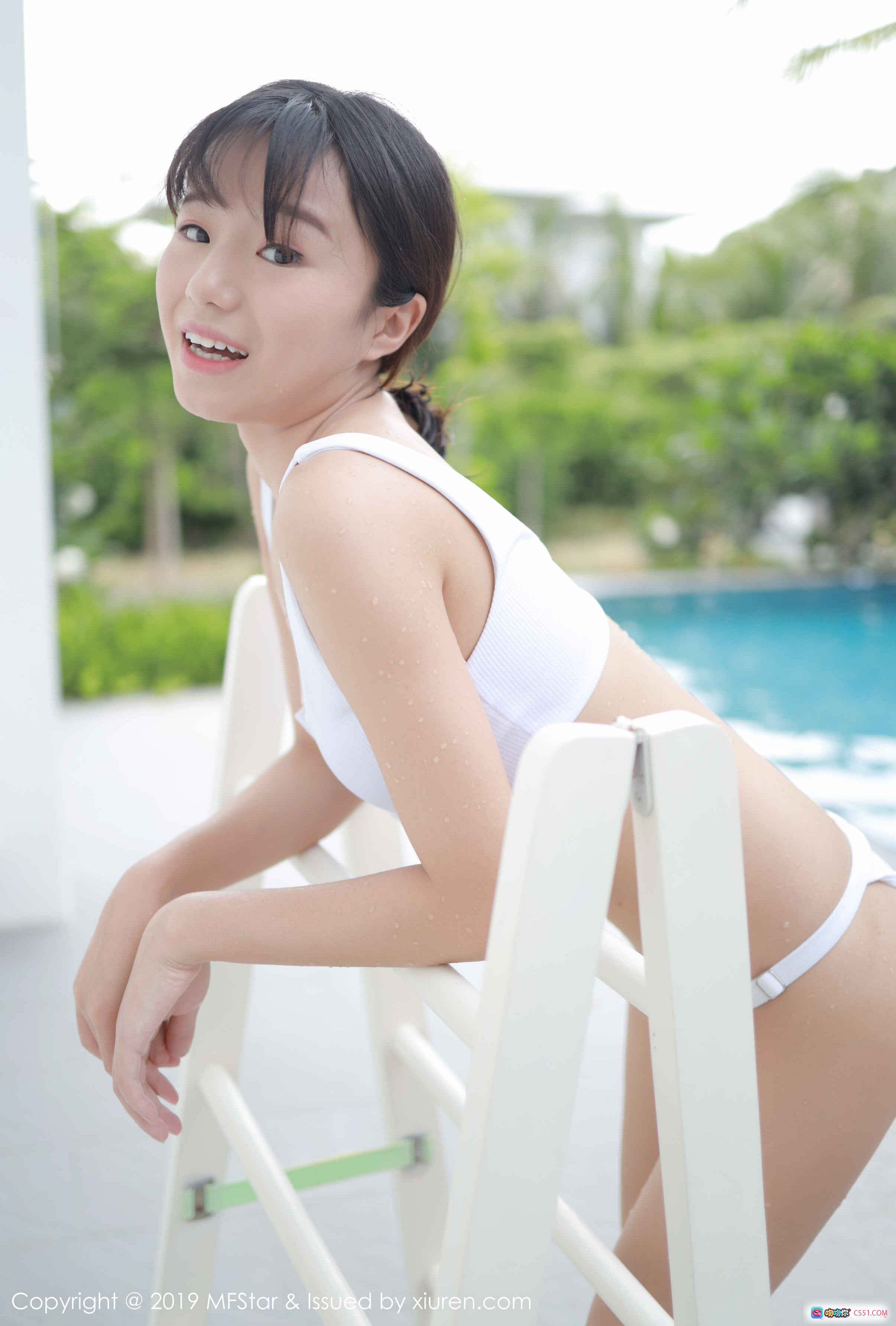 图片[8] - MFStar模范学院2019.09.23 Vol.214 Baileys泳池边白比基尼少女侧坐椅背湿发清新写真 - 就要吻