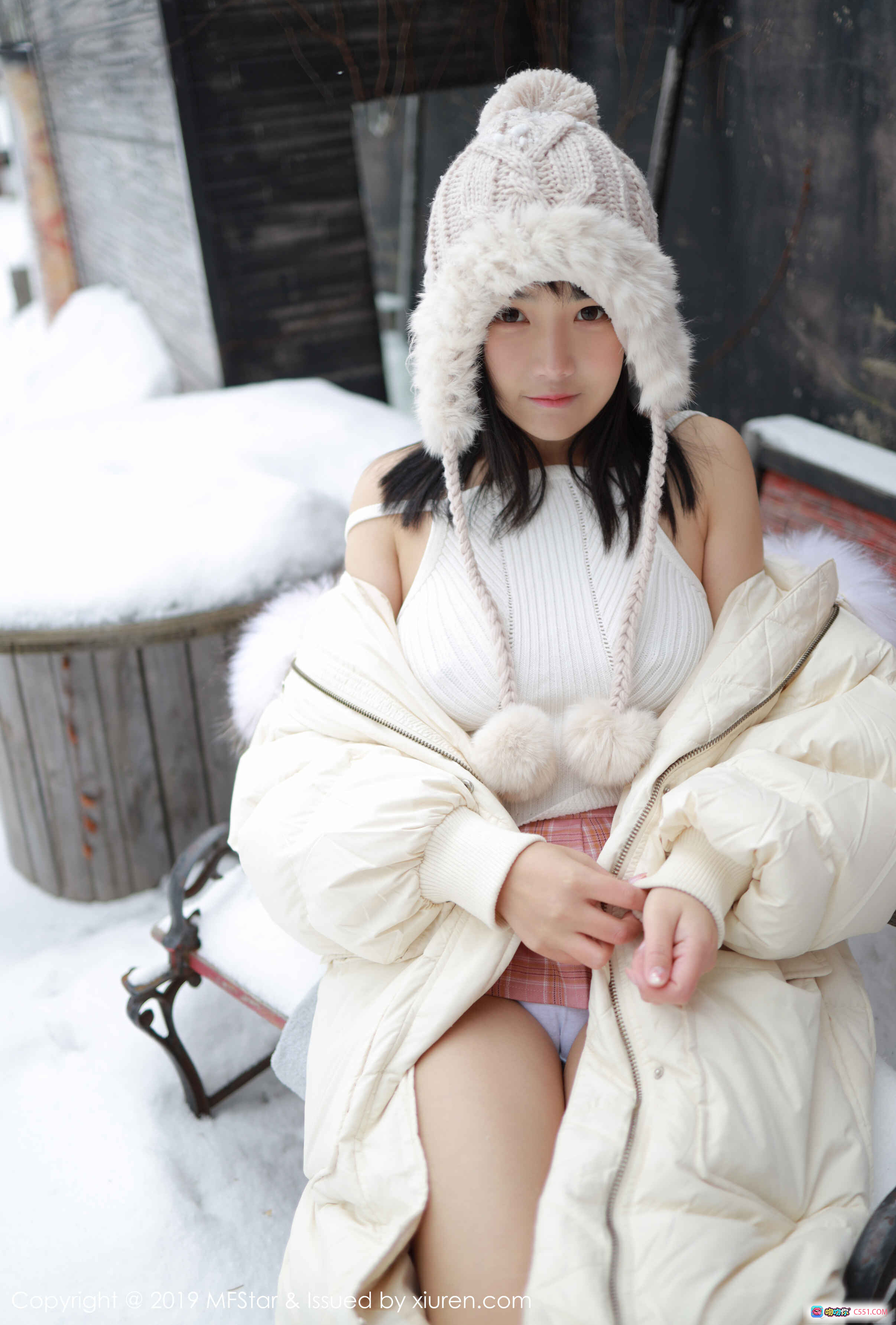 图片[10] - 徐微微mia雪景写真 | 白色羽绒服毛领连帽冬日街拍 | MFStar模范学院2019 Vol.246高清图集 - 就要吻