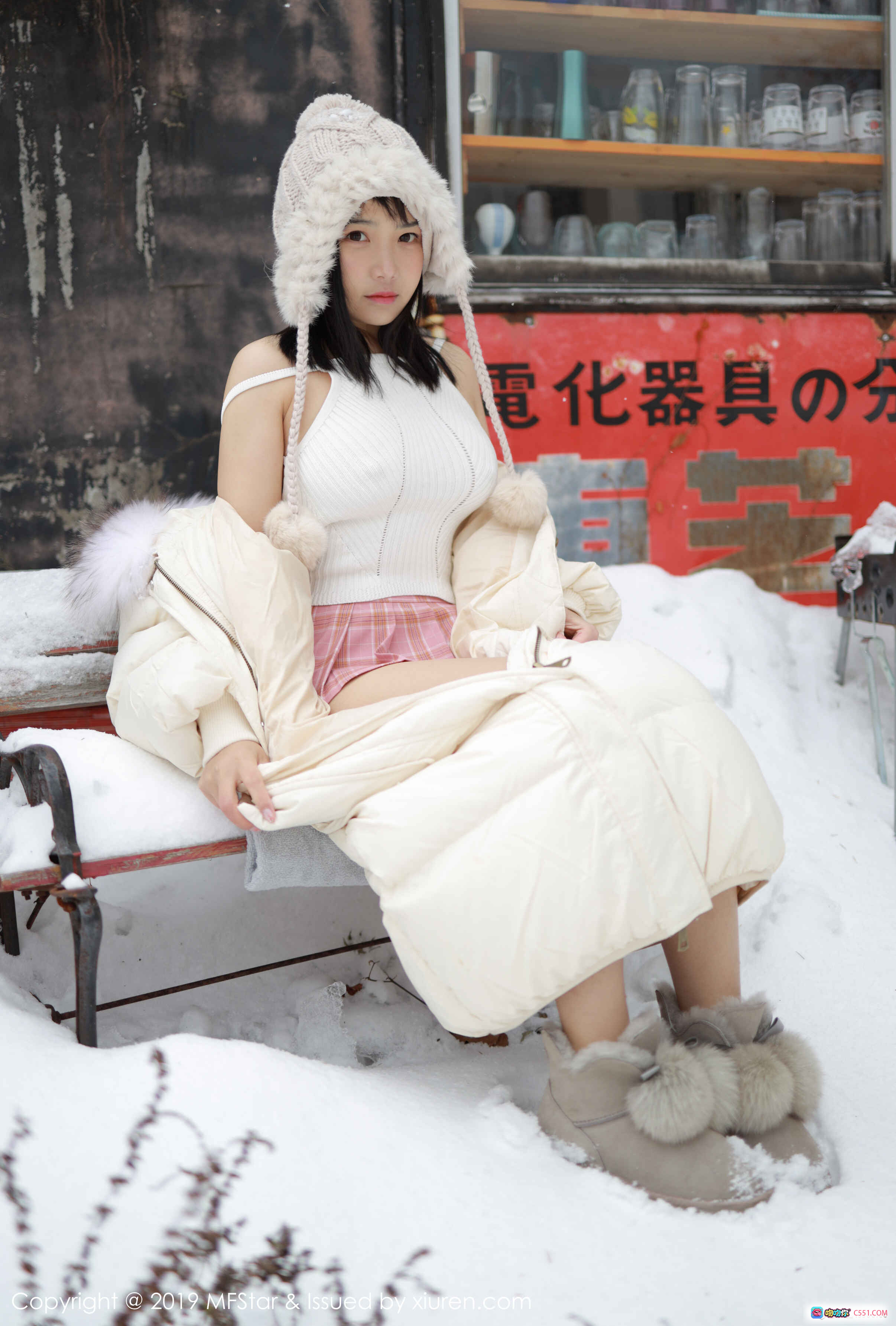 图片[9] - 徐微微mia雪景写真 | 白色羽绒服毛领连帽冬日街拍 | MFStar模范学院2019 Vol.246高清图集 - 就要吻