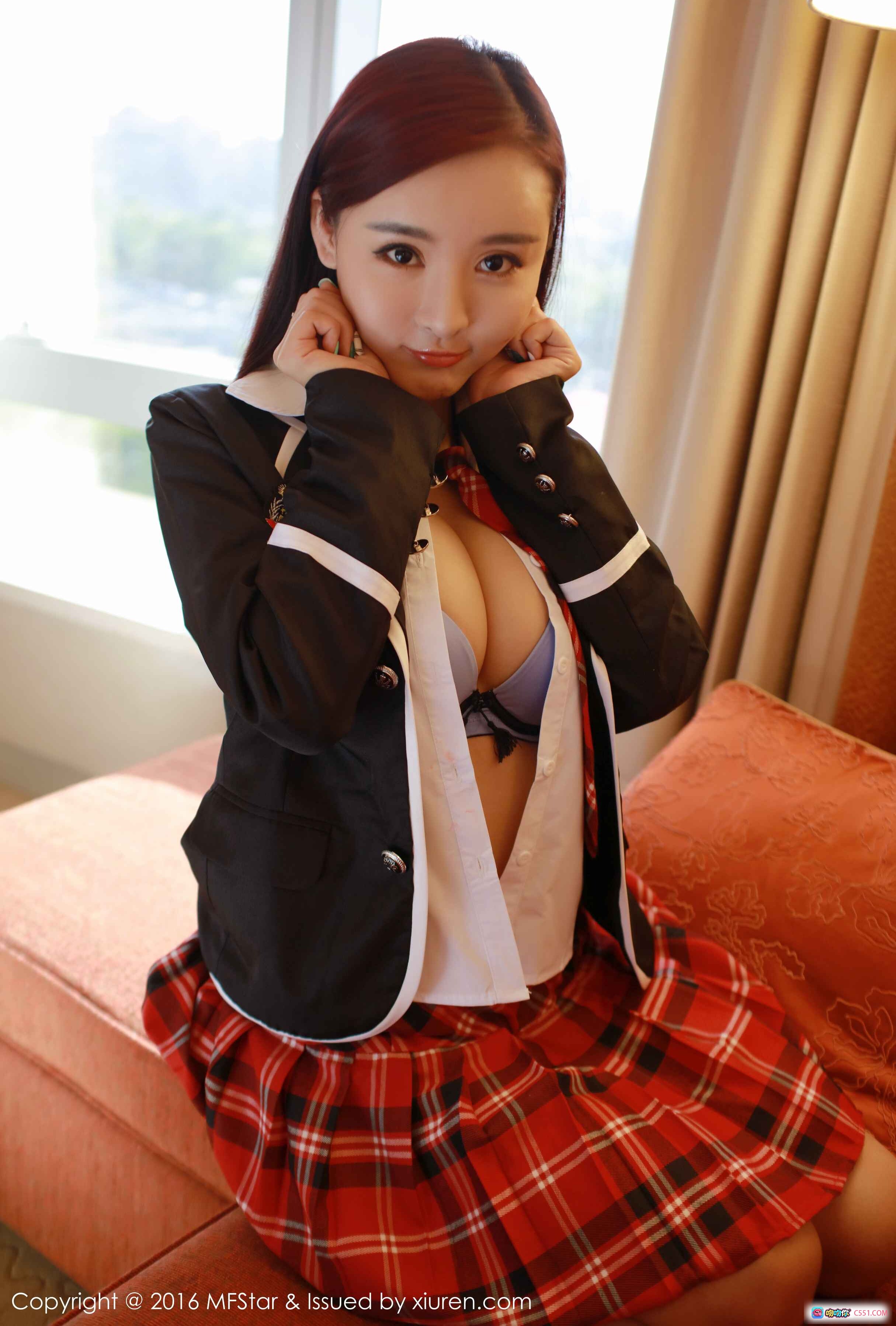图片[1] - 佳佳JiaJia学院风制服写真｜红格短裙黑西装白衬衫性感私房照｜MFStar模范学院2016 Vol.075 - 就要吻