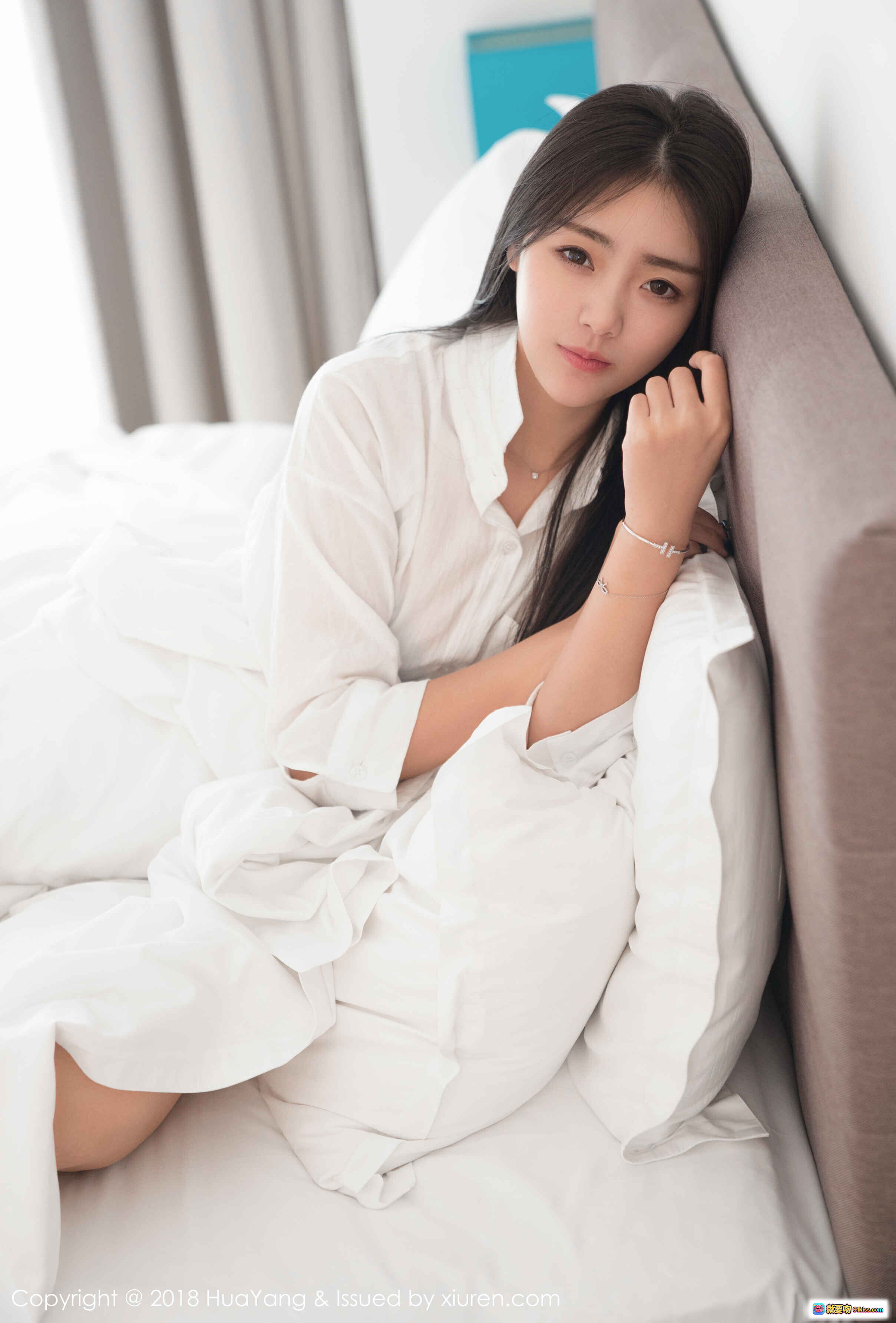 图片[5] - HuaYang花漾2018.01.23 Vol.027 可樂Vicky 白衬衫床照 清新自然 长发美女 室内写真 30P73MB - 就要吻