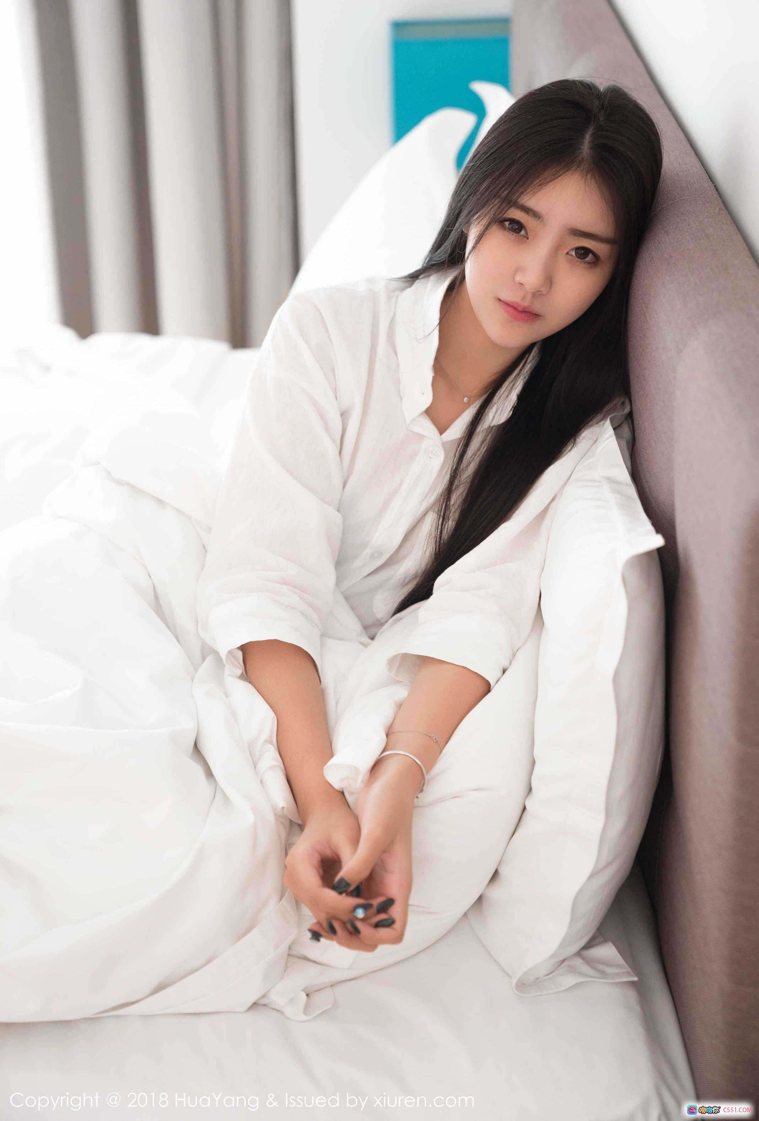 图片[1] - HuaYang花漾2018.01.23 Vol.027 可樂Vicky 白衬衫床照 清新自然 长发美女 室内写真 30P73MB - 就要吻